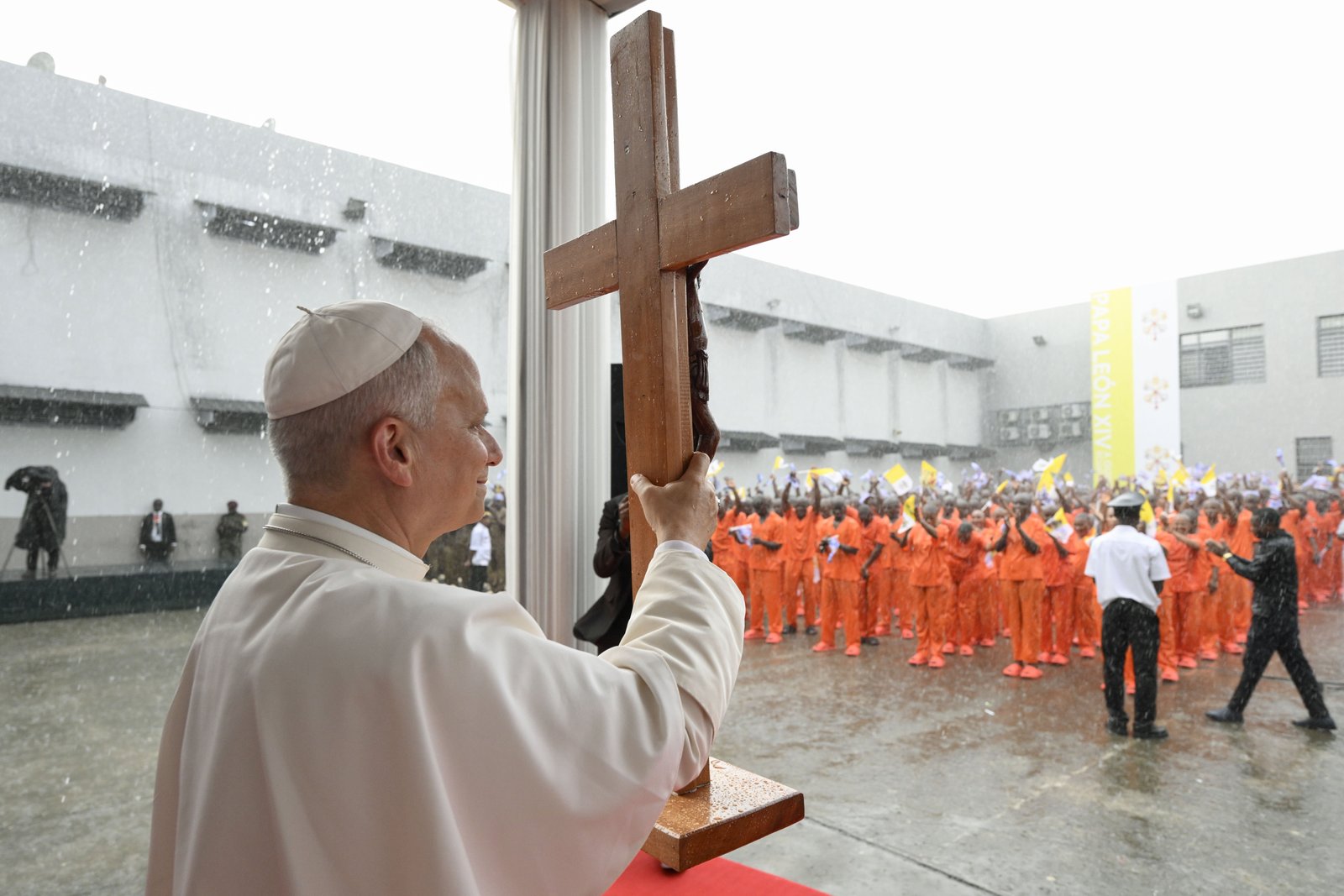 El papa León XIV sostiene una cruz durante una visita a la prisión de Bata en Guinea Ecuatorial, el 22 de abril de 2026. (Foto de OSV News/Simone Risoluti, Vatican Media)