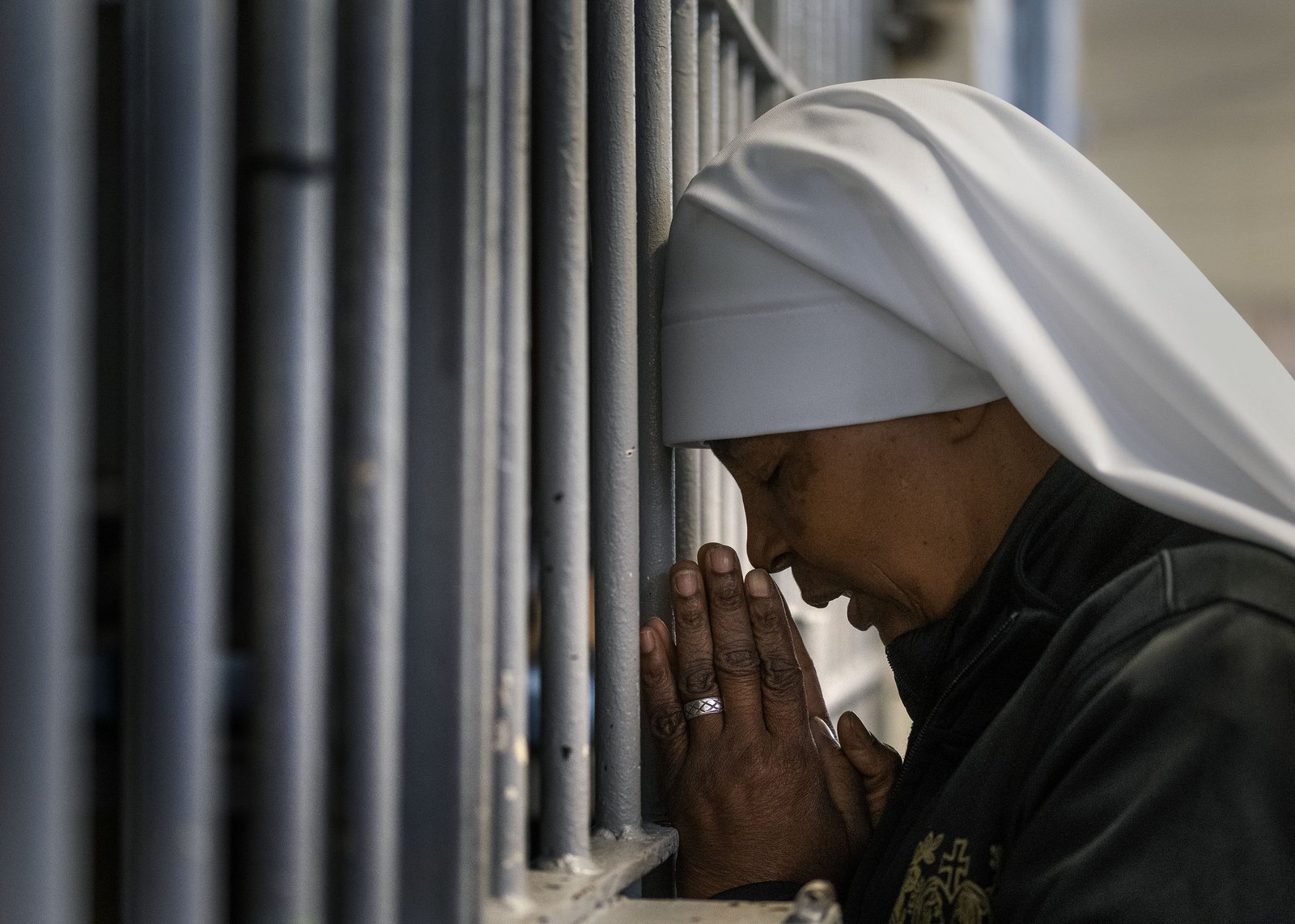 La hna. Ann Gertrude Djuidje, de 56 años, miembro de las Servidoras Eudistas de la Undécima Hora y originaria de Camerún, reza con los reclusos durante una visita a la Penitenciaría del Estado La Mesa en Tijuana, México, el 1 de diciembre de 2025. (Foto de OSV News/David Maung)