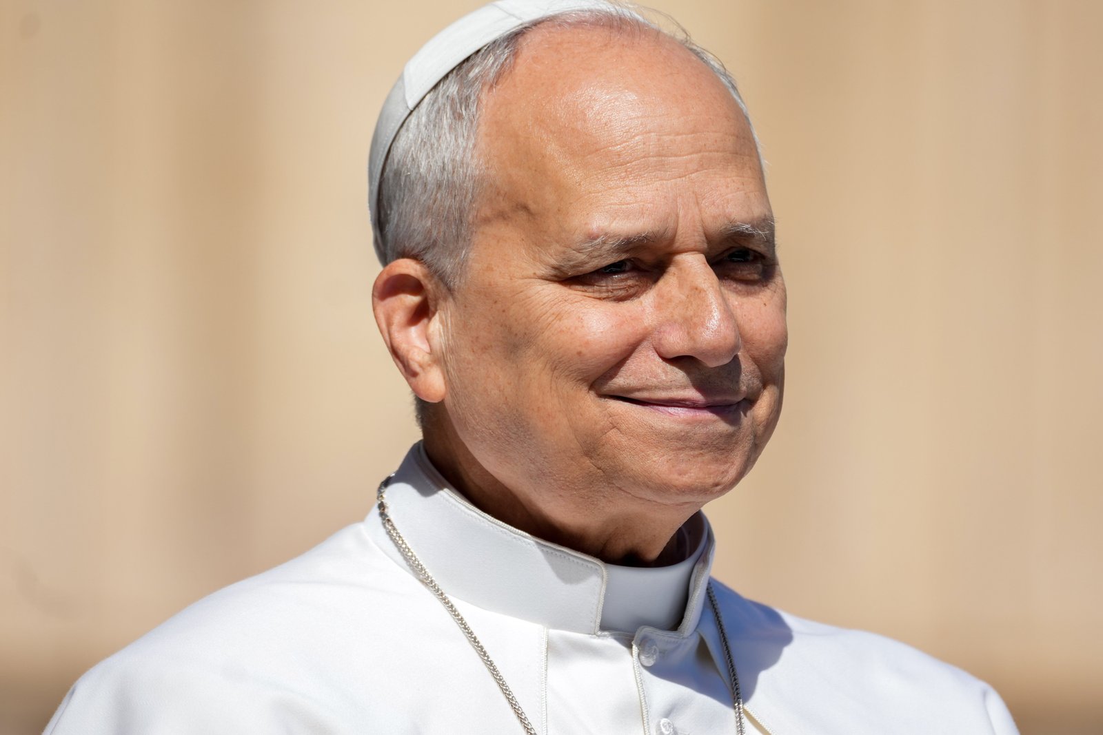 El Papa León XIV sonríe mientras saluda a visitantes y peregrinos desde el papamóvil, recorriendo la Plaza de San Pedro en el Vaticano antes de su audiencia general, el 20 de mayo de 2026. (Foto CNS/Lola Gomez)