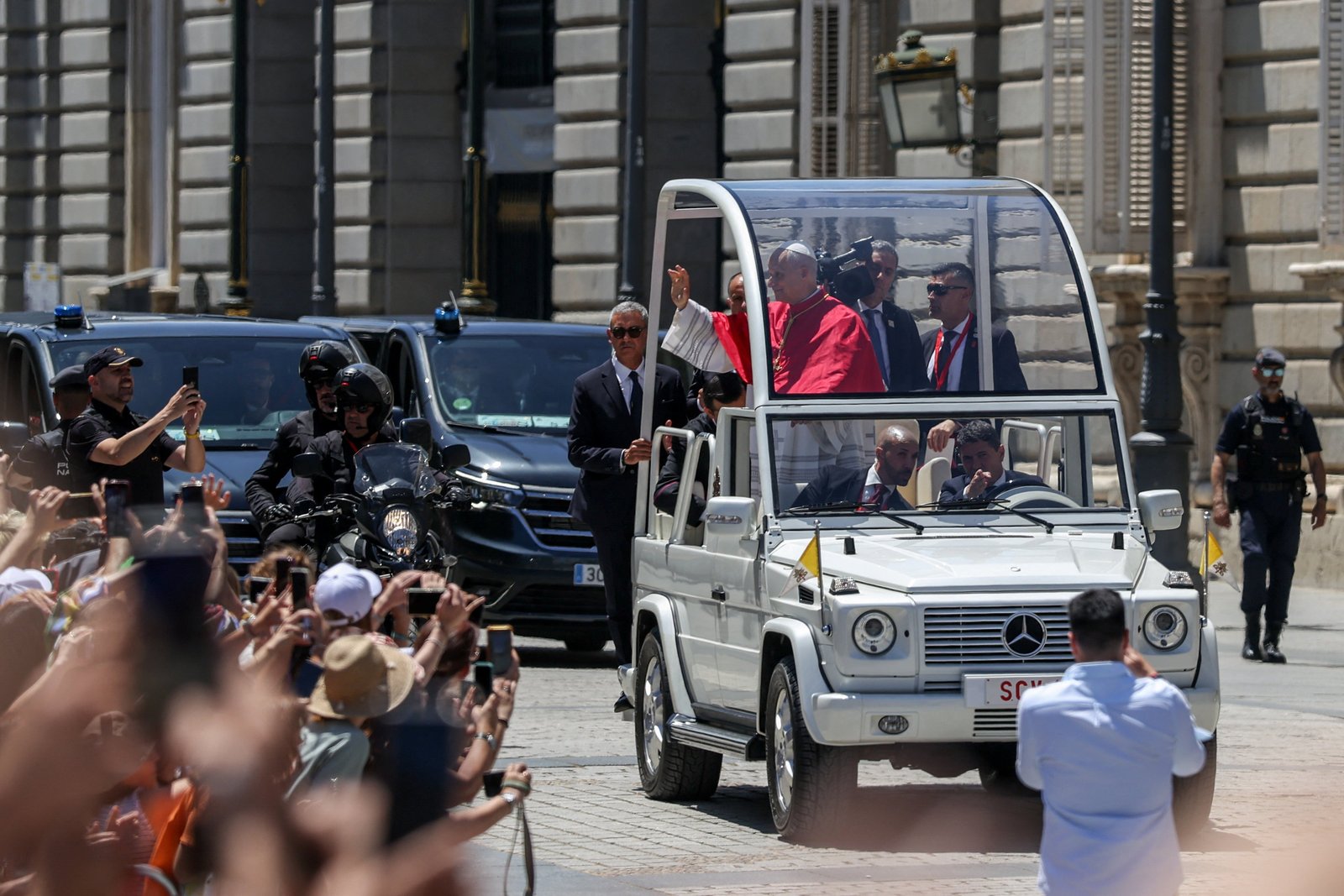 El papa León XIV saluda a los fieles desde el papamóvil durante su viaje apostólico, en Madrid, el 6 de junio de 2026. (Foto OSV News/Alejandro Martínez, Reuters)
