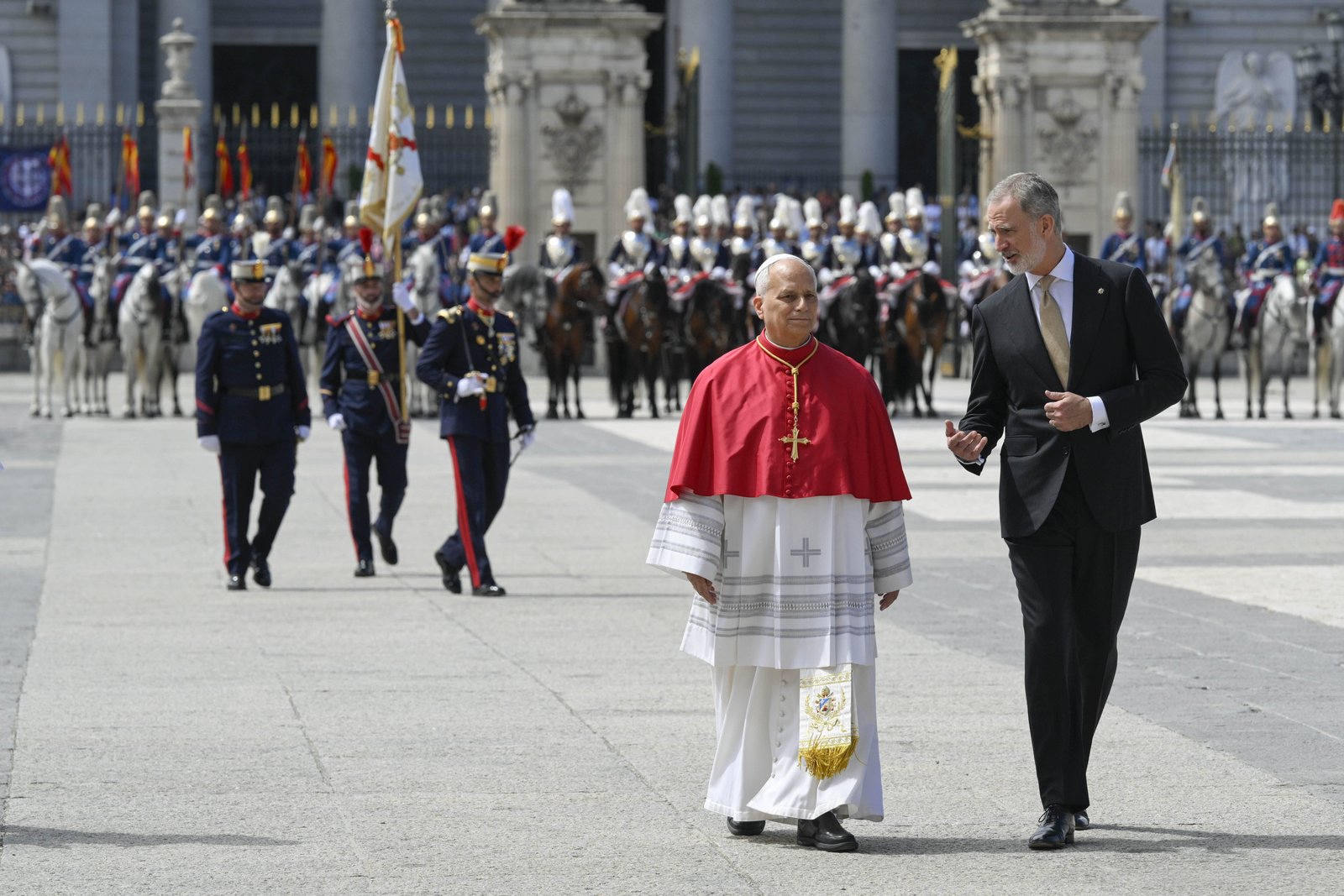 El rey Felipe VI de España camina junto al papa León XIV a su llegada al Palacio Real de Madrid el 6 de junio de 2026, al inicio de su viaje apostólico. (Foto OSV News/Elisabetta Trevisan, Vatican Media)
