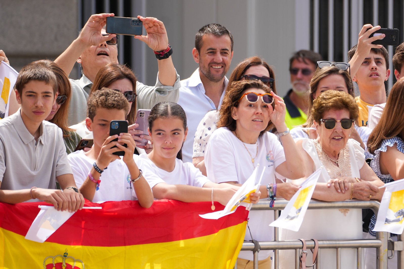 Personas se congregan detrás de las vallas para dar la bienvenida al papa León XIV a su llegada en avión desde Roma al Aeropuerto Internacional Adolfo Suárez Madrid-Barajas, el 6 de junio de 2026. (Foto CNS/Lola Gomez)