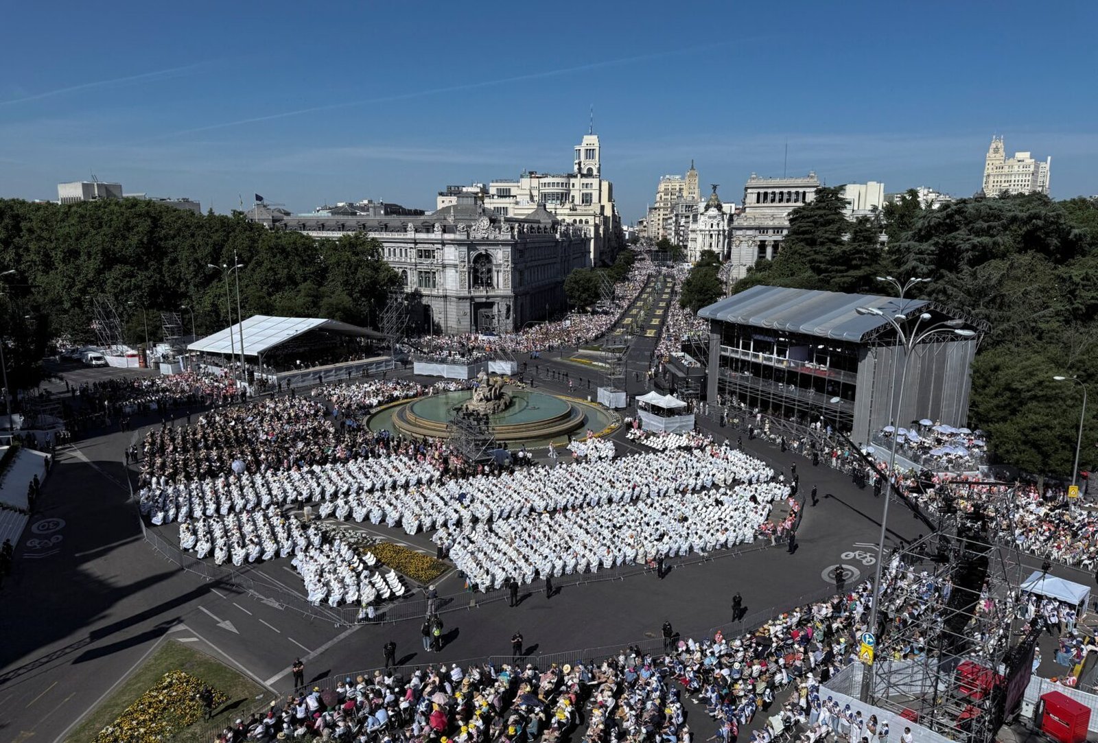 Los fieles asisten a la Misa celebrada por el Papa León XIV en la plaza de Cibeles de Madrid el 7 de junio de 2026, durante su viaje apostólico a España. (Foto OSV News/Mohammed Salem, Reuters)