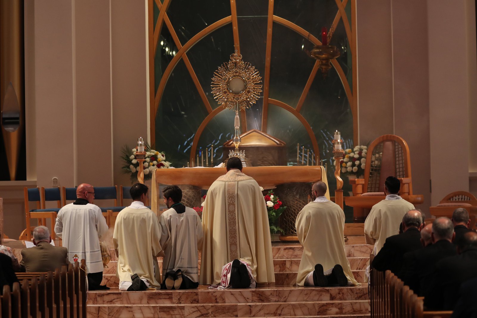 El obispo Manuel de Jesús Rodríguez, de Palm Springs, Florida, ora ante la Eucaristía durante una hora santa previa a la consagración de Estados Unidos al Sagrado Corazón de Jesús, realizada por los obispos católicos del país en la Basílica de María Reina del Universo, en Orlando, Florida, el 11 de junio de 2026, durante su asamblea plenaria de primavera. (Foto OSV News/Bob Roller)