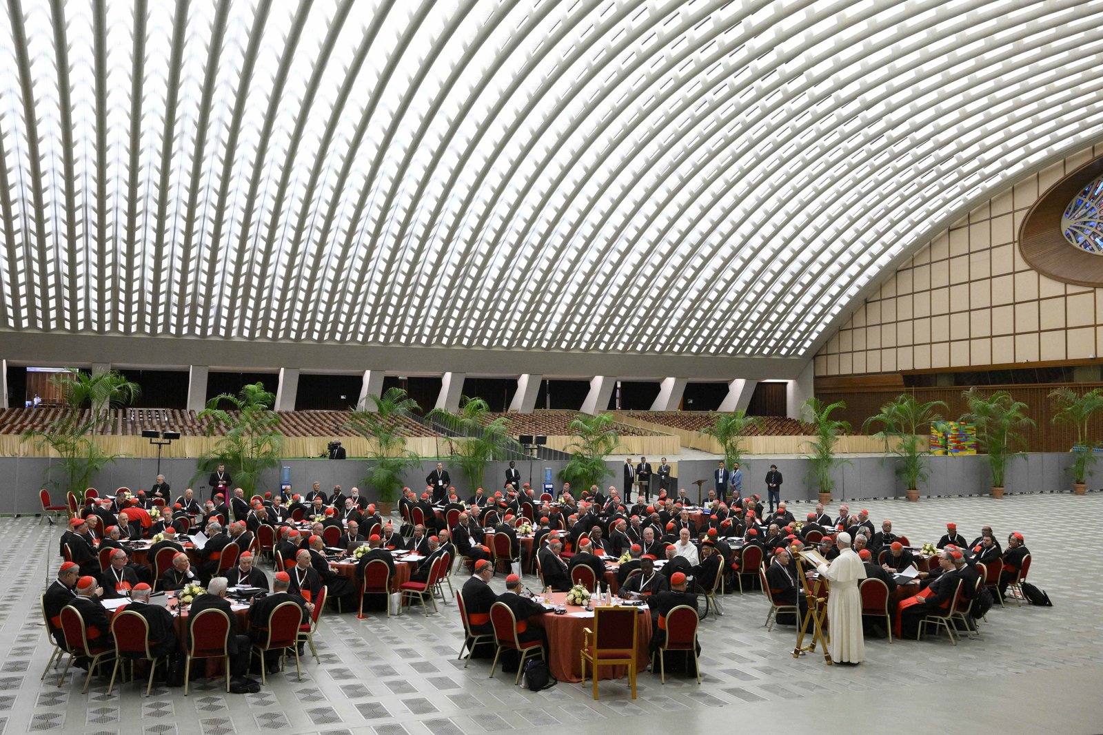 El Papa León XIV se dirige a los cardenales reunidos para la sesión de trabajo inaugural de su segundo consistorio en la Sala de Audiencias Pablo VI del Vaticano, el 26 de junio de 2026. (Foto CNS/Vatican Media)