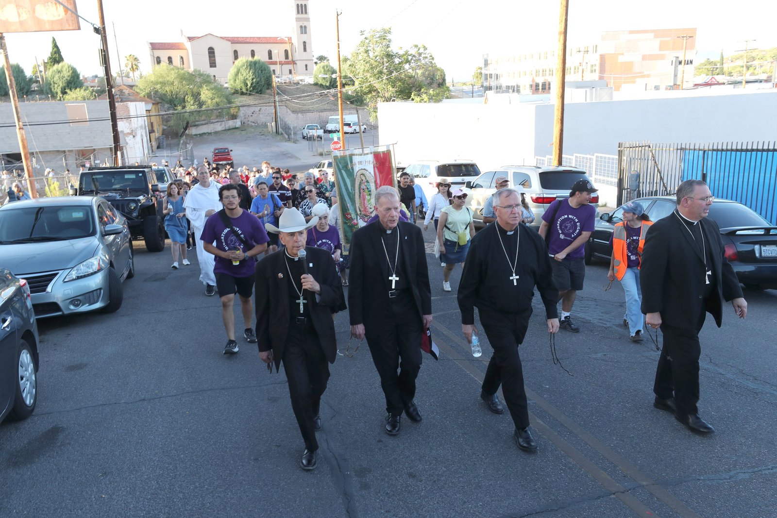 El obispo Mark J. Seitz de El Paso (Texas), el arzobispo John C. Wester de Santa Fe (Nuevo México), el obispo John P. Dolan de Phoenix y el obispo James A. Misko de Tucson (Arizona) encabezan una procesión tras la Misa Fronteriza 250, un encuentro binacional de fe, solidaridad y reconocimiento del aporte de los inmigrantes, celebrado en la iglesia del Sagrado Corazón de Nogales, Arizona, el 26 de junio de 2026. Los prelados cruzaron por el puerto de entrada para participar en el rezo del rosario y en un servicio de oración en la histórica iglesia de la Purísima Concepción, en Nogales, Sonora (México). (Foto de OSV News/Bob Roller)