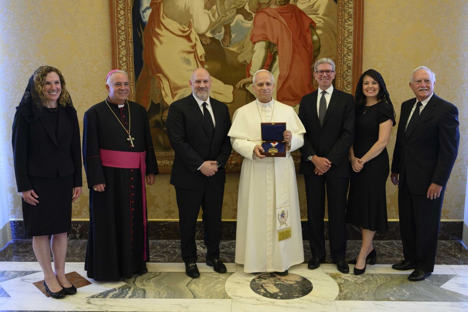 El Papa León XIV recibe la Medalla de la Libertad 2026 del Centro Nacional de la Constitución durante una ceremonia privada celebrada en el Vaticano el 30 de abril de 2026, en reconocimiento a sus esfuerzos por defender la libertad religiosa. El centro, con sede en Filadelfia, realizó la ceremonia oficial de entrega el 3 de julio en el casco histórico de la ciudad, en la que el Pontífice, nacido en Estados Unidos, participó de forma virtual desde el Vaticano. (Foto OSV News/Vatican Media)