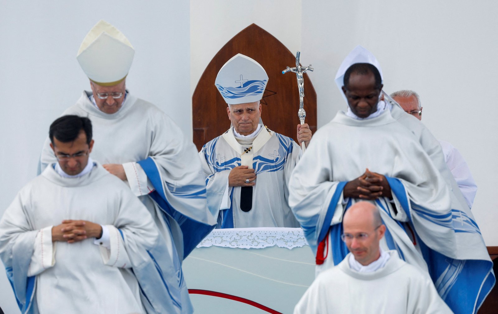 El Papa León celebra la Santa Misa durante su visita pastoral a la isla de Lampedusa, uno de los principales puntos de llegada de migrantes que cruzan el mar Mediterráneo, Italia, el 4 de julio de 2026. (Reuters/Remo Casilli)