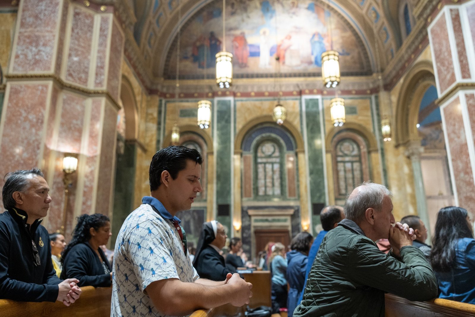 Personas rezan durante una Misa por la 112.ª Jornada Mundial del Migrante y del Refugiado, celebrada por el cardenal Robert W. McElroy de Washington el 27 de septiembre de 2026, en la Catedral de San Mateo Apóstol, en Washington. (Foto de OSV News/Mihoko Owada, Catholic Standard)