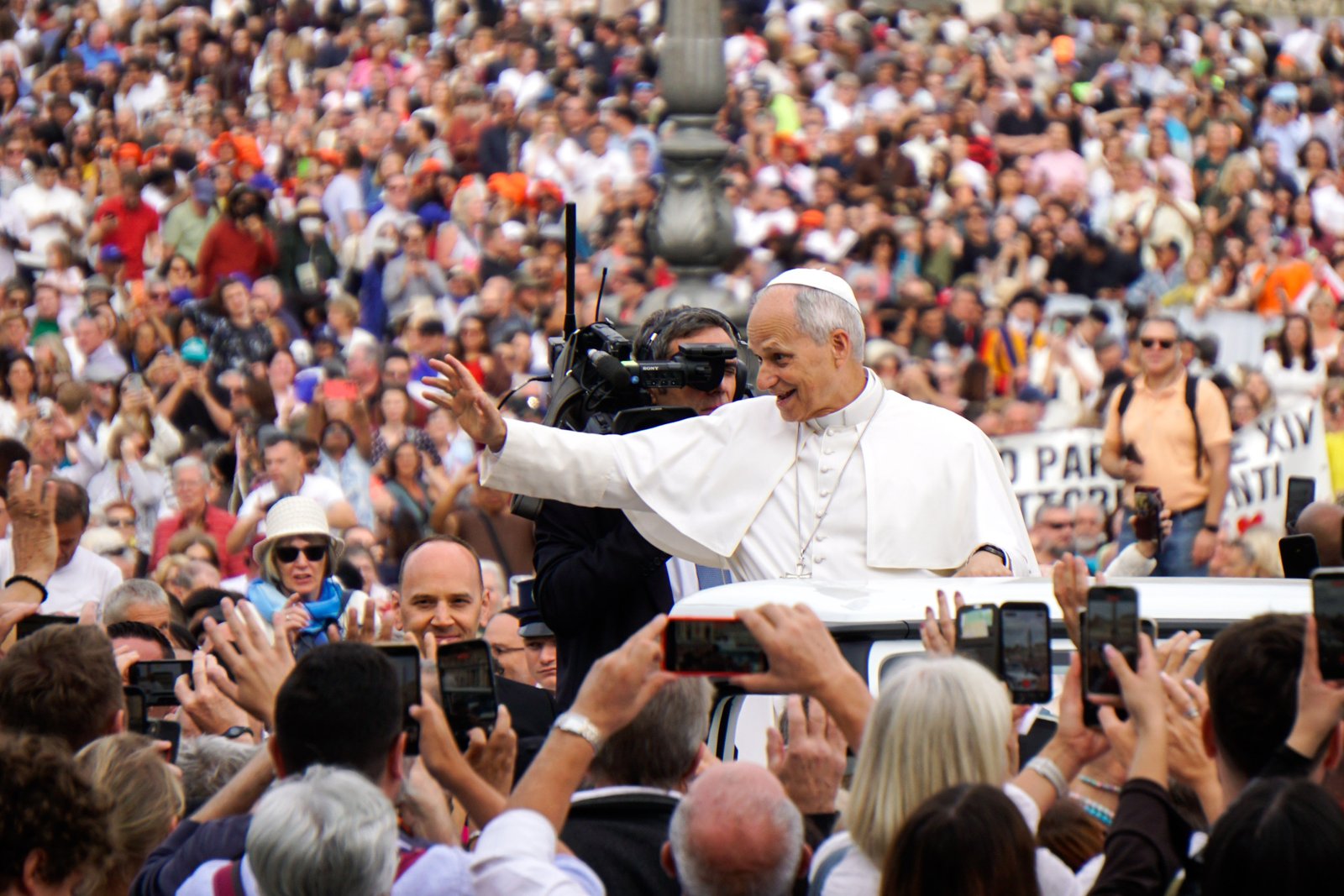 El papa León XIV saluda a visitantes y peregrinos desde el papamóvil mientras recorre la plaza de San Pedro, en el Vaticano, antes de su audiencia general semanal del 7 de octubre de 2026. (Foto CNS/Griffin White)