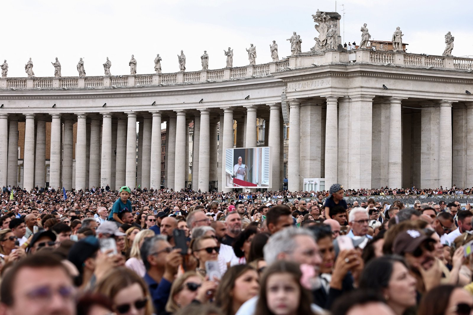 Fieles se reúnen en la plaza de San Pedro mientras el papa León XIV dirige la oración del Ángelus desde una ventana del Palacio Apostólico, tras recibir el alta hospitalaria luego de una cirugía por cáncer de pulmón, en el Vaticano, el 18 de octubre de 2026. (Foto de OSV News/Matteo Minnella, Reuters)