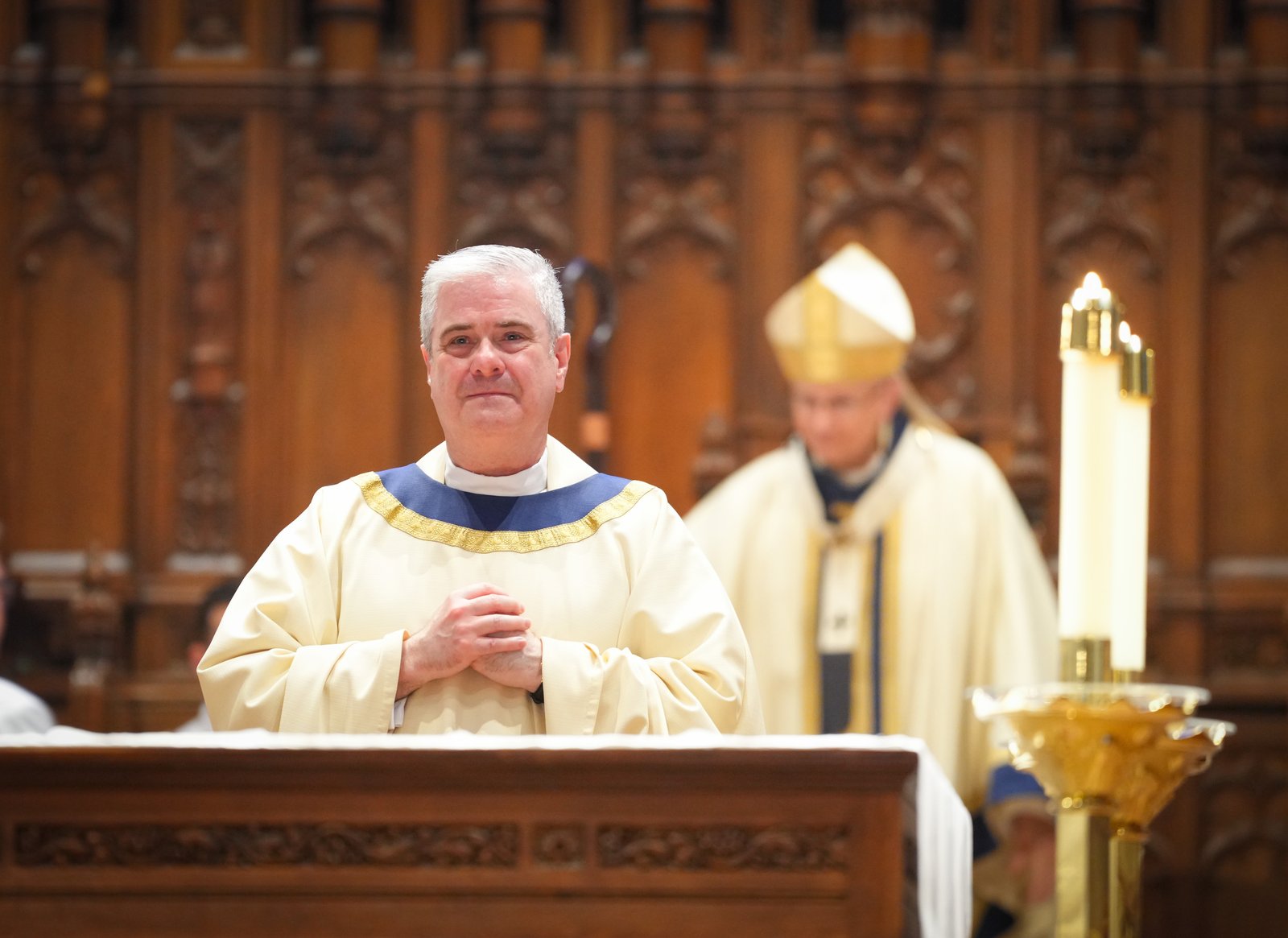 El P. Creagh se detiene ante el altar antes de dirigirse al ambón para pronunciar su primera homilía como rector del Seminario Mayor del Sagrado Corazón.