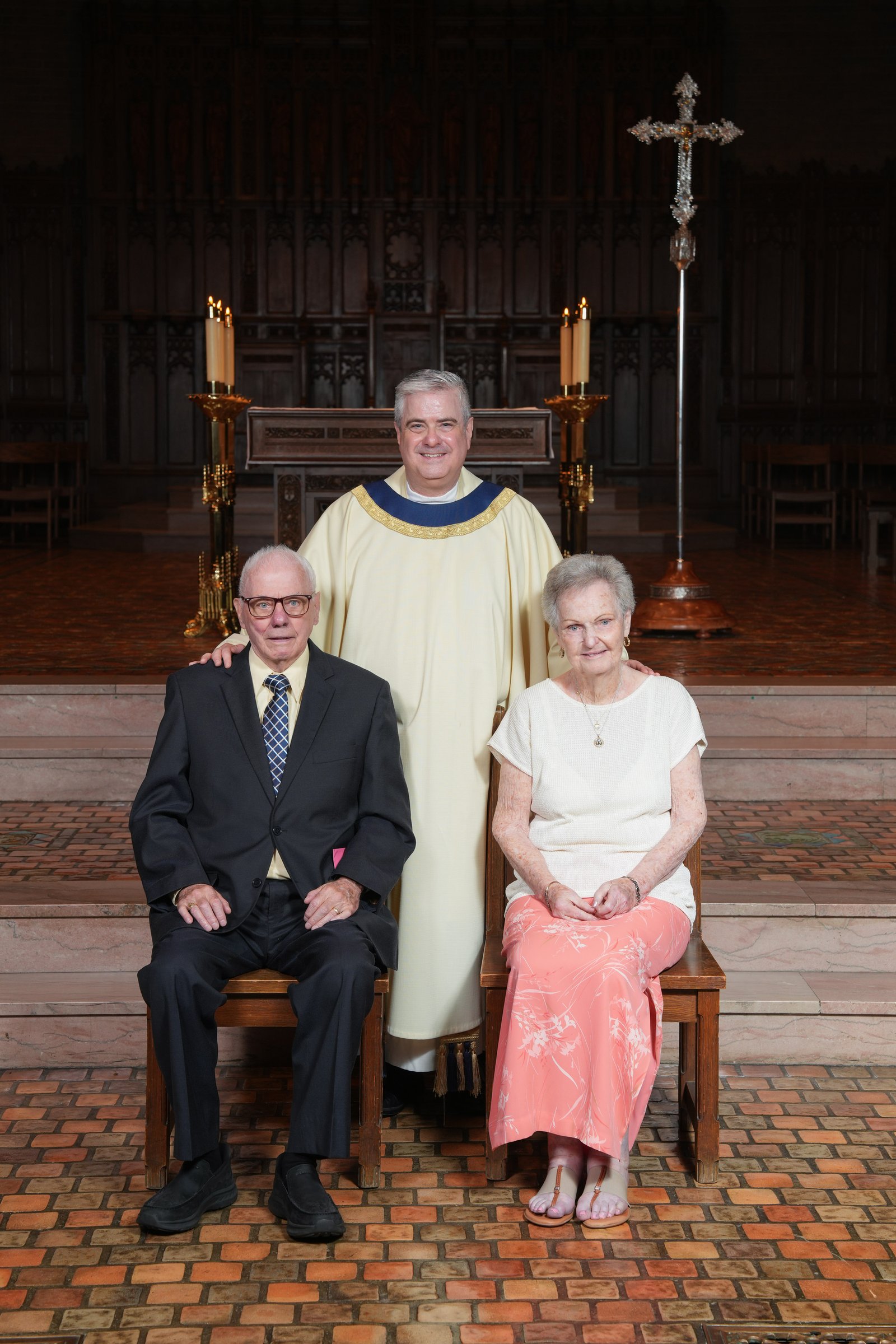 El P. Creagh junto a sus padres tras su misa de instalación.