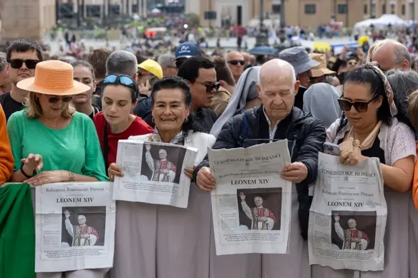Fieles leen el periódico con la noticias del Habemus Papam este 11 de mayo. Crédito: Daniel Ibáñez/ EWTN News