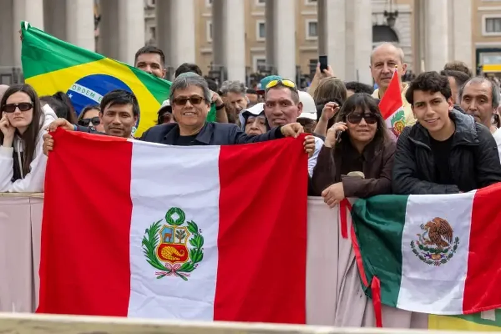 Un grupo de peruanos con banderas de su país entre la multitud. Crédito: Daniel Ibáñez/ EWTN News