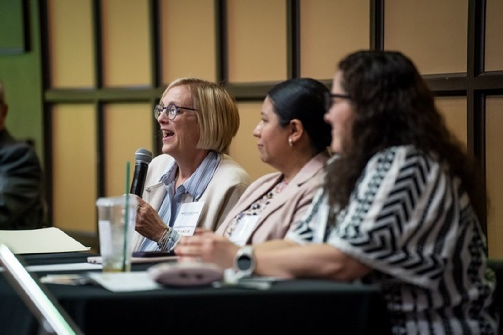La abogada especializada en derecho migratorio Meghan Kennedy Riordan participa en un panel sobre las implicancias legales relacionadas con lugares sensibles, como iglesias y escuelas, donde podrían llevarse a cabo operativos de control migratorio.