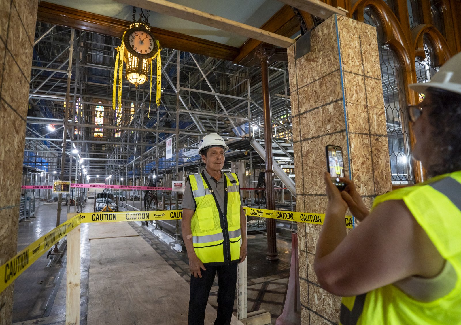 Los bancos de la Basílica de Santa Ana han sido retirados para su restauración, y se ha instalado un andamiaje interior para comenzar los trabajos de enlucido y pintura de las paredes.