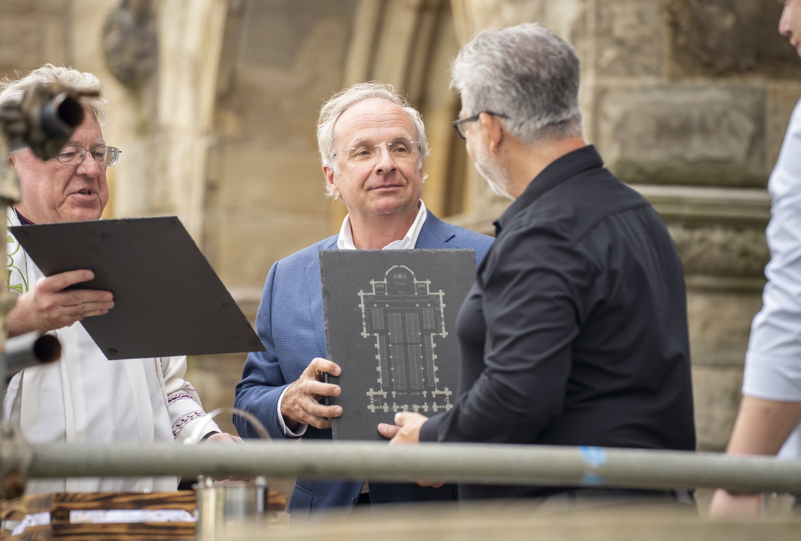 Mark Pulte, presidente de la junta directiva de The Catholic Initiative, recibe unas pizarras grabadas con los planos del interior de la iglesia.