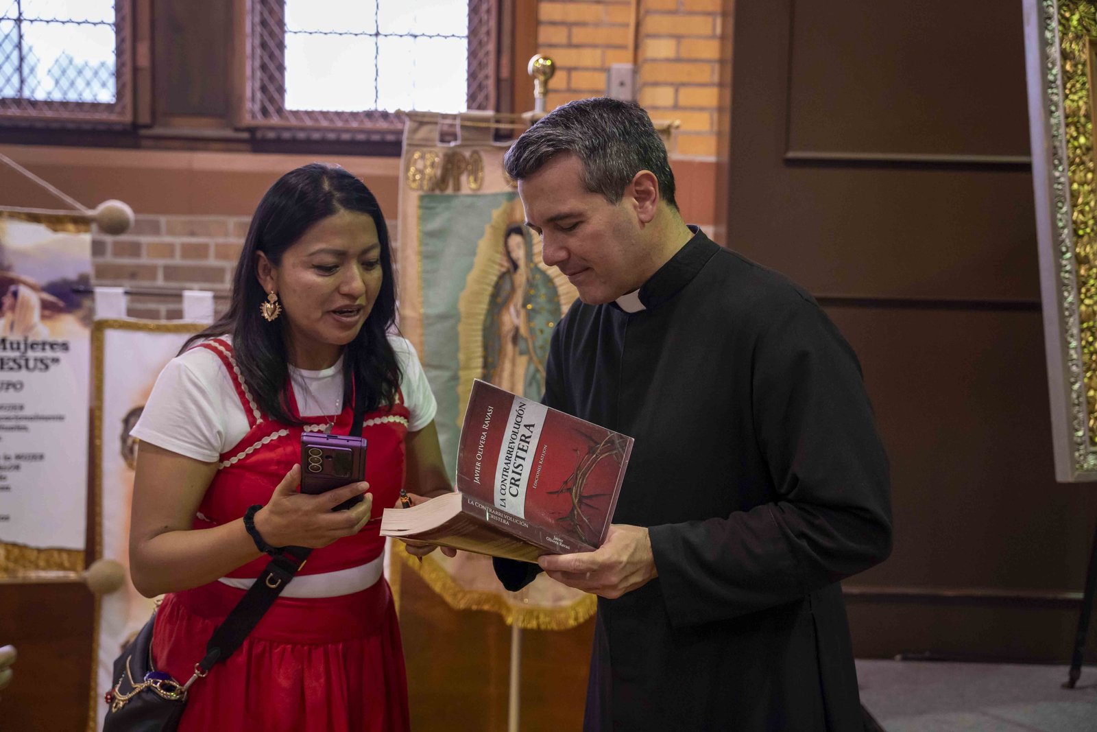 Al terminar las pláticas, decenas de asistentes hicieron fila para saludar al sacerdote argentino, adquirir alguno de sus libros y pedirle que los autografiara.