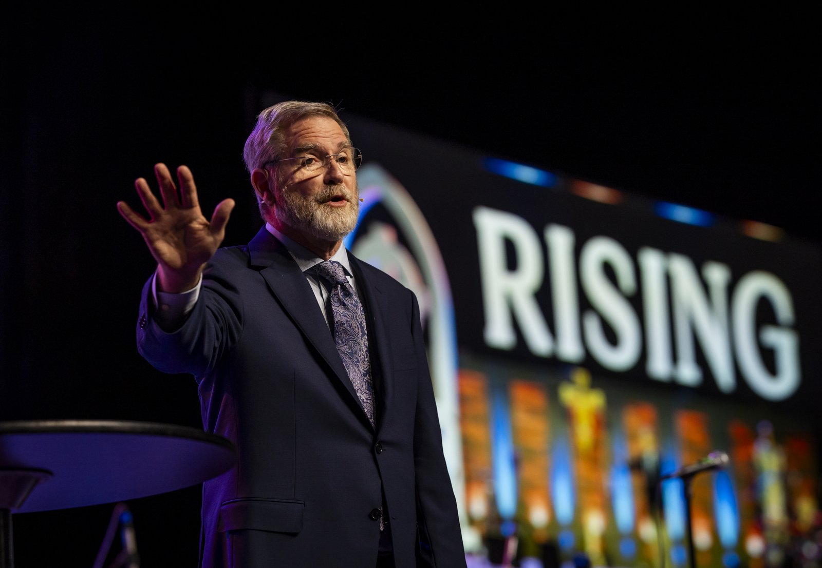 El reconocido conferencista internacional y maestro de Biblia Jeff Cavins habla tras la oración de apertura y el momento de alabanza y adoración en el Reavivamiento «Rising from the Ashes» («Surgiendo de las cenizas») el 22 de julio en el Huntington Place de Detroit. (Fotos de Valaurian Waller | Detroit Catholic)
