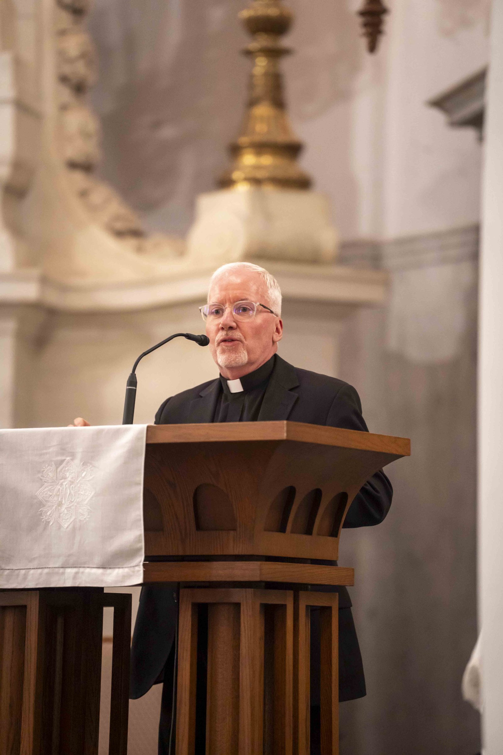 El P. Tim McCabe, SJ, director ejecutivo del Centro Papa Francisco, presentó al cardenal Tobin antes de la conferencia de la tarde previa a la misa. El P. McCabe conoció al cardenal Tobin a mediados de la década de 1980 cuando acudió a la parroquia Most Holy Redeemer en el suroeste de Detroit en busca de ayuda para atender a refugiados de Centroamérica.