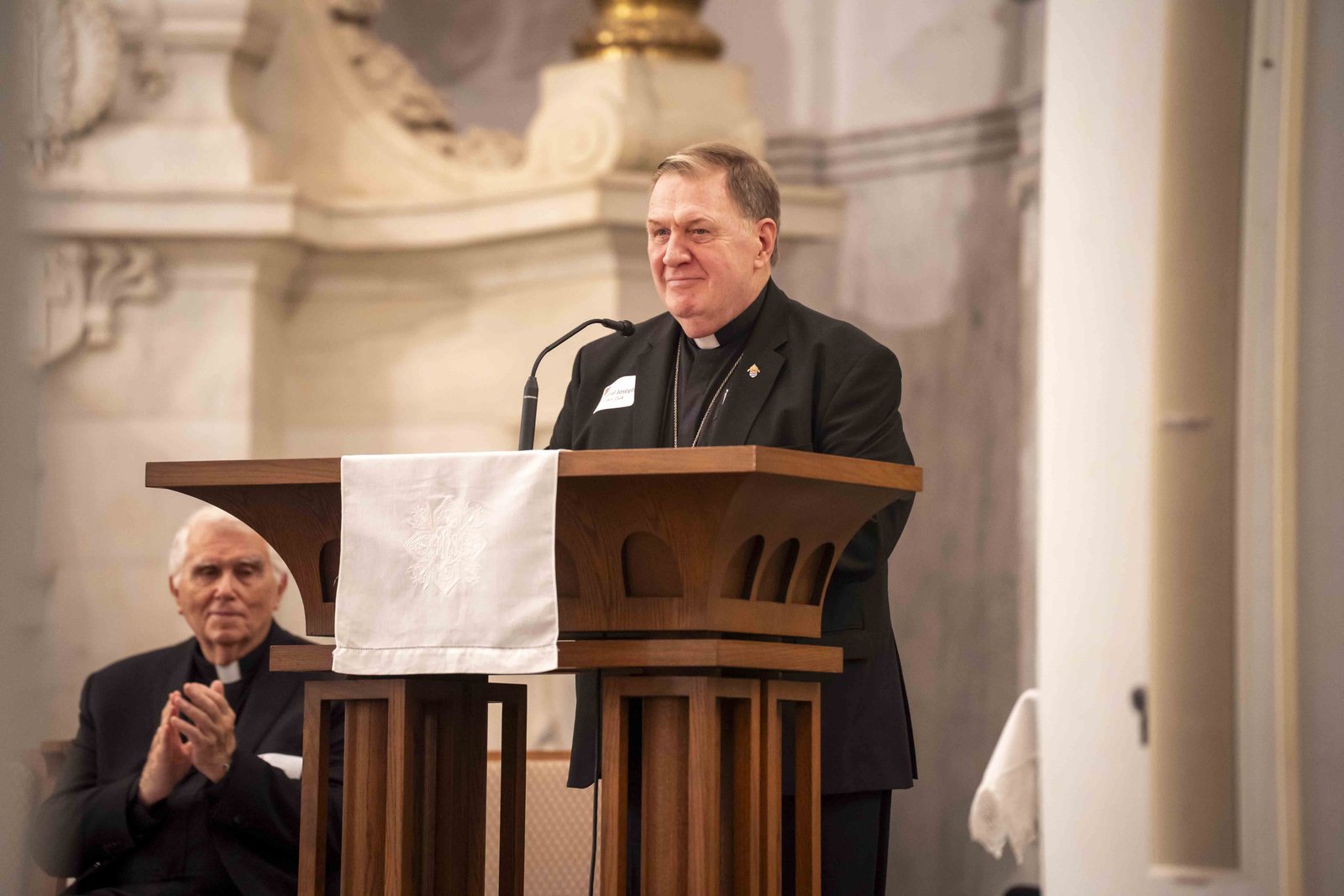 El cardenal Tobin animó a la comunidad jesuita local a seguir construyendo sobre estos 150 años de salida a las periferias, algo que los fundadores de los diversos ministerios jesuitas en Detroit han hecho durante generaciones.