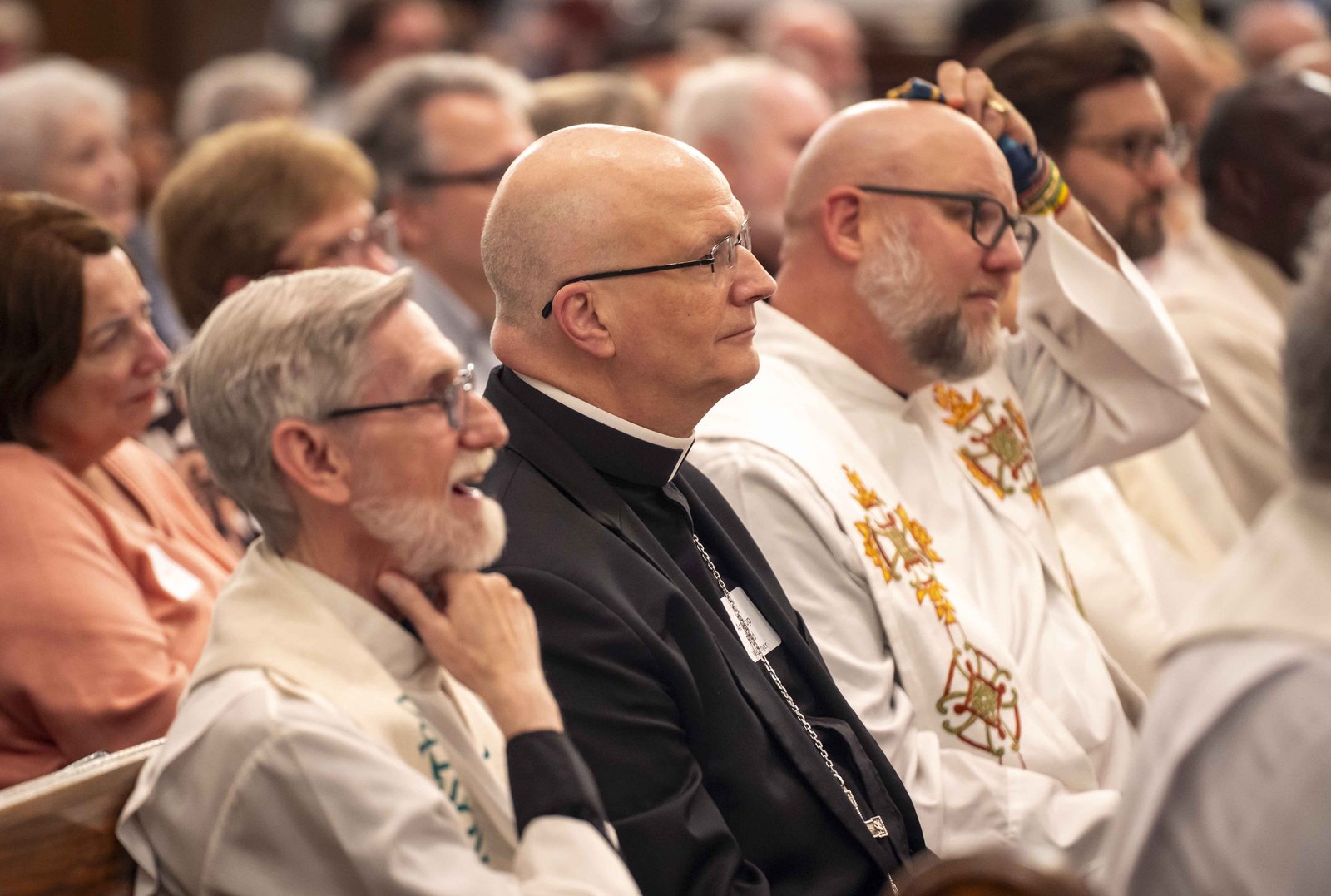 El arzobispo de Detroit, Edward J. Weisenburger, expresó su agradecimiento por los muchos años de servicio que la comunidad jesuita local ha brindado a Detroit, destacando la conexión con la ciudad a través de su predecesor como obispo de Kansas, quien fundó Detroit College.
