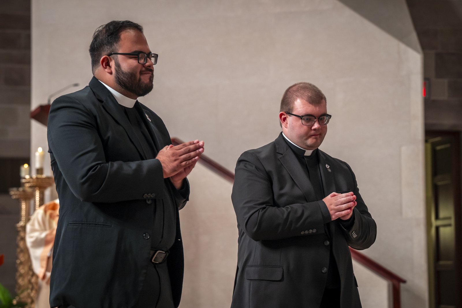 Ahora Pulido (izquierda) y Ligenza tienen el privilegio de vestir el cuello romano al recorrer los pasillos del Seminario Mayor del Sagrado Corazón y de presentarse públicamente como seminaristas de la Arquidiócesis de Detroit.