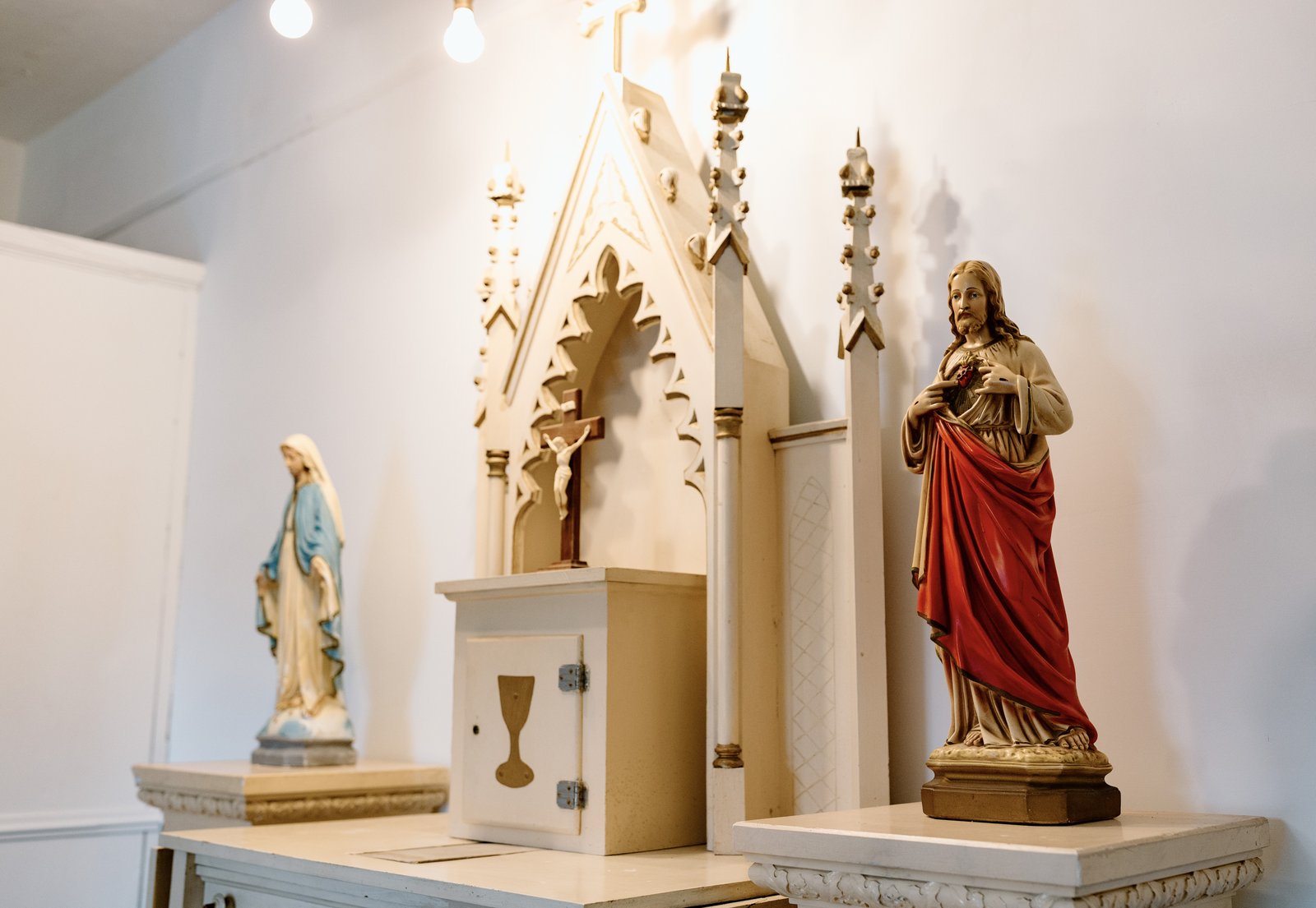 Un pequeño sagrario de madera y estatuas se erigen como un testimonio de la simplicidad de la capilla y la fe humilde, emblemática de los colonos irlandeses que se reunieron por primera vez allí para la misa.
