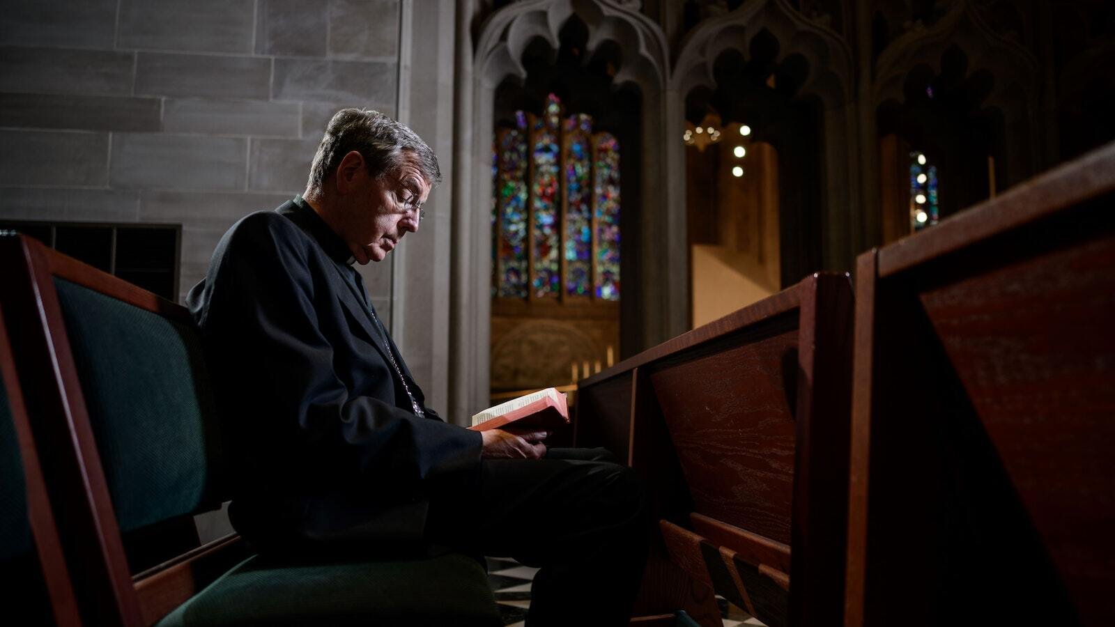 El Arzobispo Vigneron reza en silencio en la capilla de adoración de la Cathedral of the Most Blessed Sacrament en Detroit el 7 de marzo de 2023. (Marek Dziekonski | Detroit Catholic)