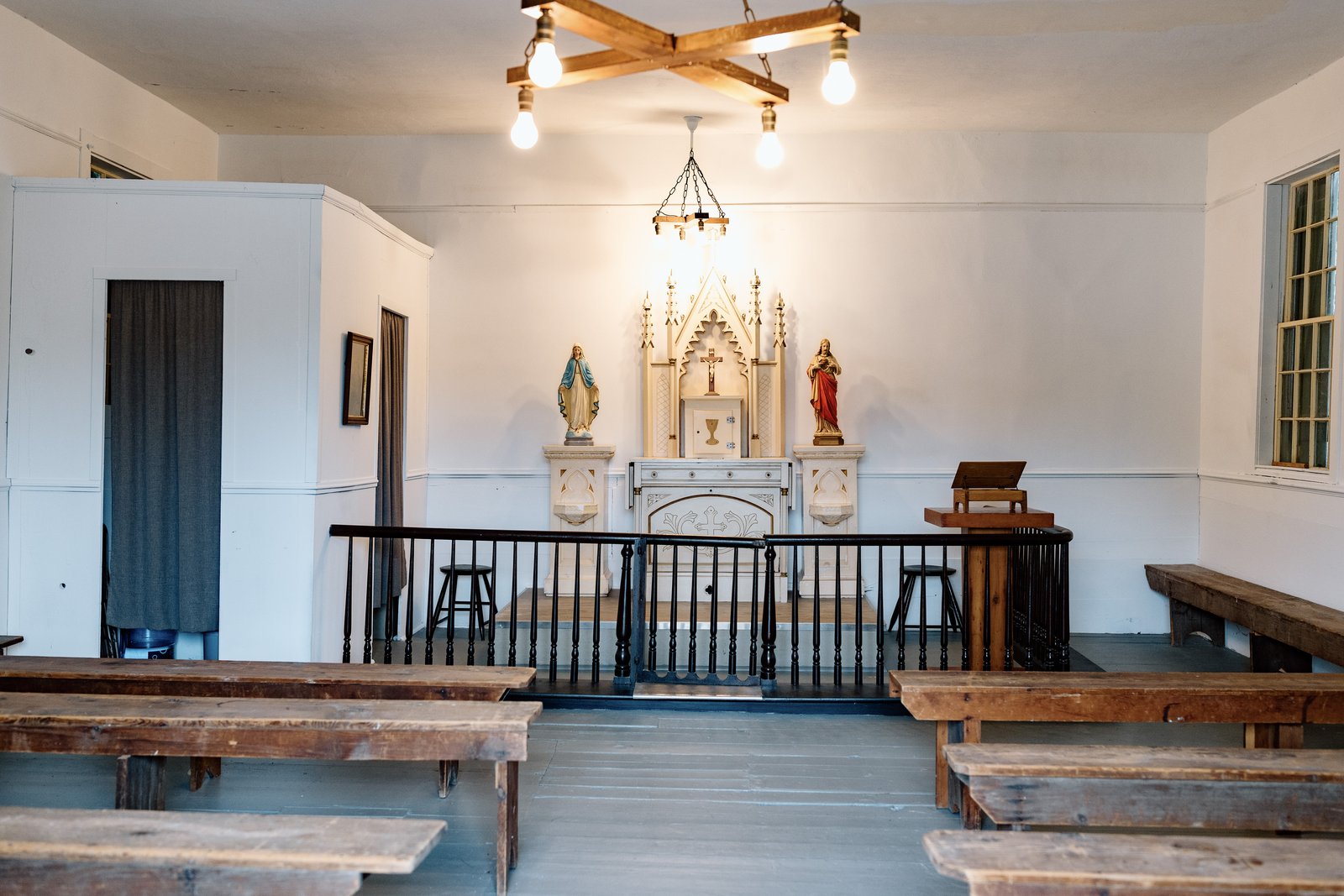 El bautisterio original de la capilla, las Estaciones de la Cruz y el confesionario aún permanecen, al igual que los pequeños bancos de madera construidos para servir a las familias agrícolas irlandesas que asistían a misa.
