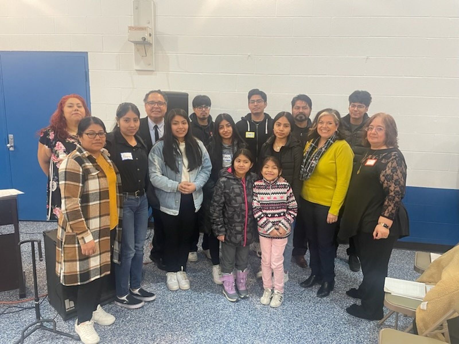 La familia Durán posa para una foto junto a Rubí Martínez (primera a la derecha) y Venus Hernández (primera a la izquierda), quien es la nueva directora del coro en St. Gabriel Church. Todos asistieron al primer taller para músicos hispanos de la Arquidiócesis de Detroit. (Foto cortesía de Brenda Hascall | Coordinadora del Ministerio Hispano en la Arquidiócesis de Detroit)