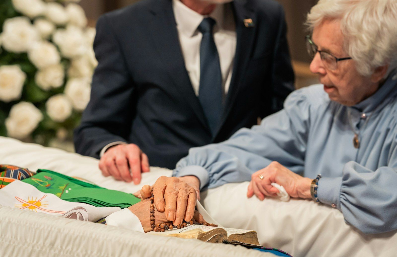 Familiares y amigos se despiden del Obispo Gumbleton antes de su Misa de Réquiem el 13 de abril en la Cathedral of the Most Blessed Sacrament en Detroit.