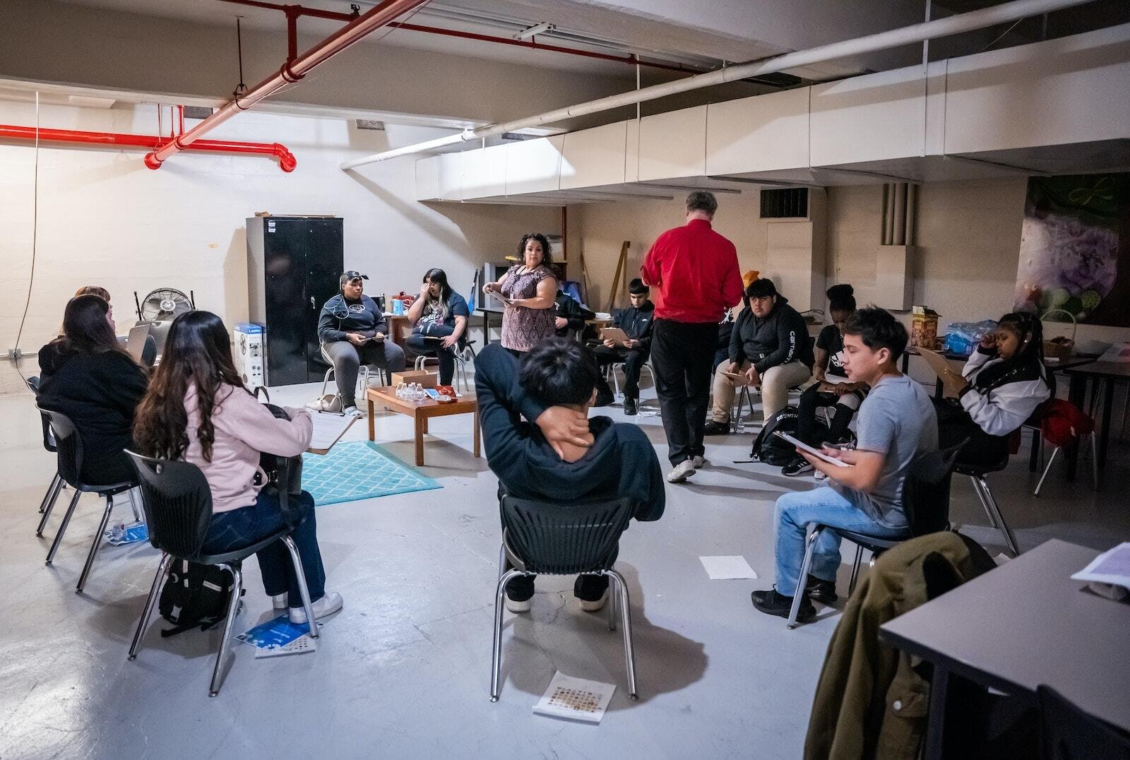 Mentores adultos dirigen una reunión del programa de Life Directions el 17 de mayo en la Escuela Secundaria Western International. Los estudiantes que han recibido apoyo en el programa inicial a menudo se convierten en mentores de sus compañeros más adelante en su vida.