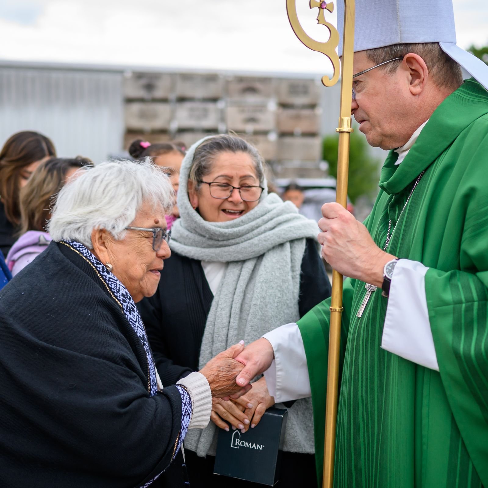 El Obispo David J. Walkowiak de la Diócesis de Grand Rapids habla con inmigrantes como parte de la Misa para Migrantes que el obispo celebra anualmente.