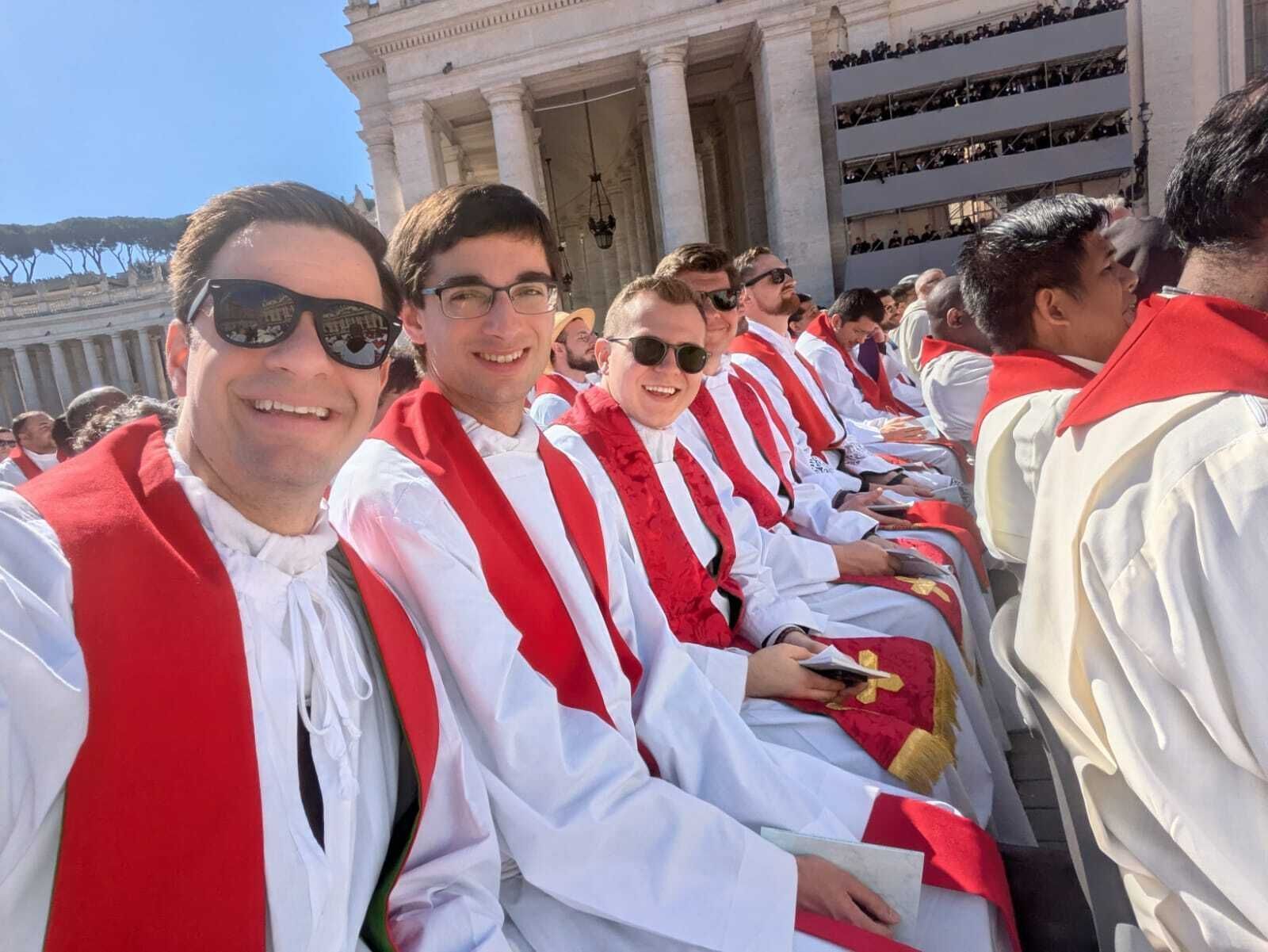 El P. Ryan Asher, segundo a la izquierda, aparece en la foto junto a sus compañeros mientras esperan que comience la Misa del funeral del Papa Francisco en la Plaza de San Pedro el 26 de abril. (Cortesía del P. Ryan Asher)