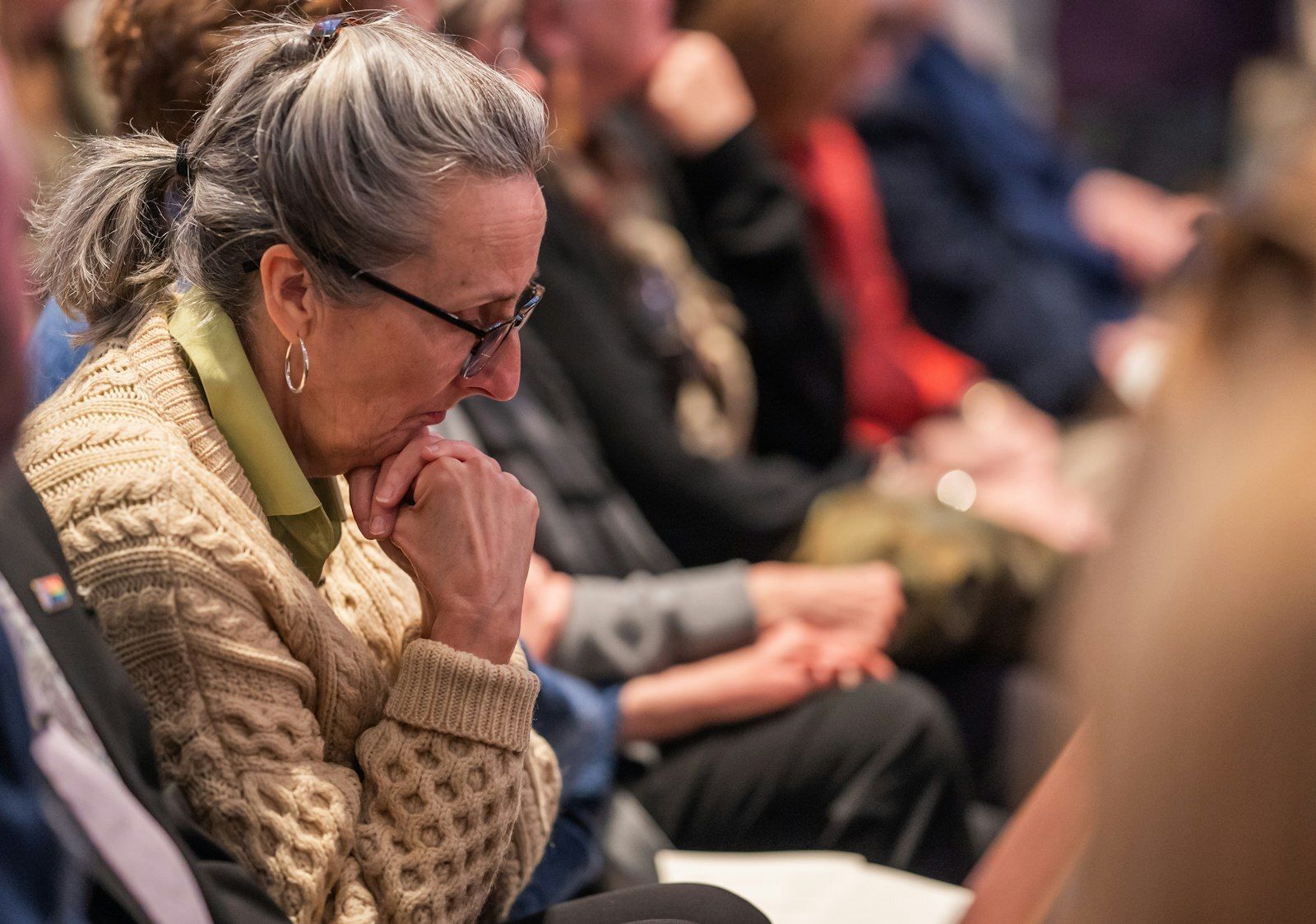 Los fieles rezan durante la Misa del Obispo Gumbleton. Al funeral asistieron personas de todo el país y del mundo.