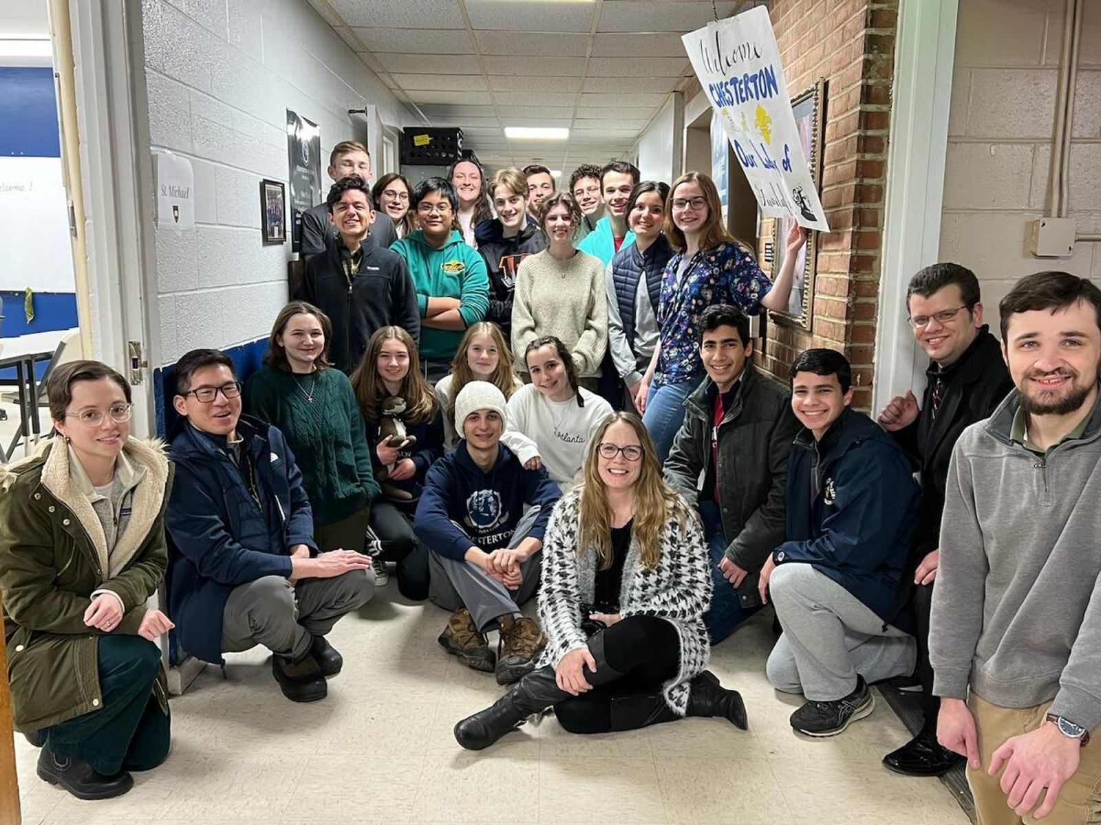Estudiantes de la Chesterton Academy of Our Lady of Guadalupe posan para una foto. Carolina destacó que los jóvenes mostraron un entusiasmo inquebrantable durante todo el viaje, a pesar del frío y de las pocas horas de sueño.
