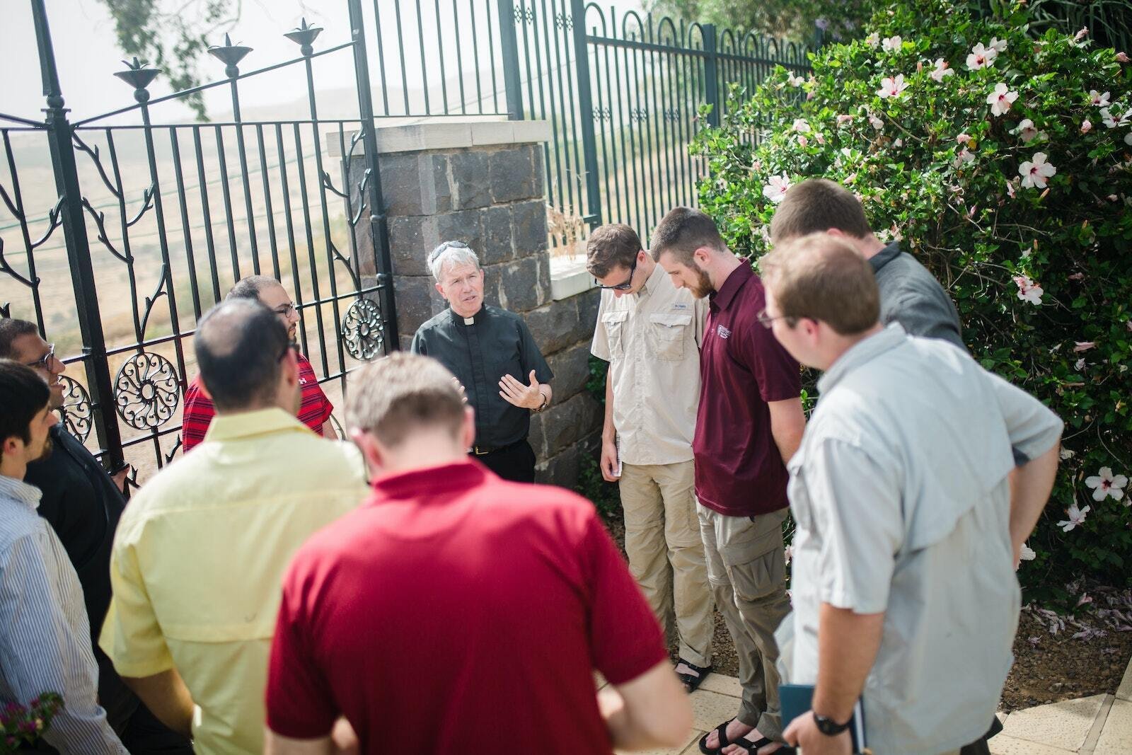Mons. Trapp lideró una peregrinación a la Tierra Santa en 2016, explicando los lugares importantes en la vida de Cristo, y ayudando a los seminaristas a orar y discernir su vocación para convertirse en sacerdotes. (Cortesía de Sacred Heart Major Seminary)