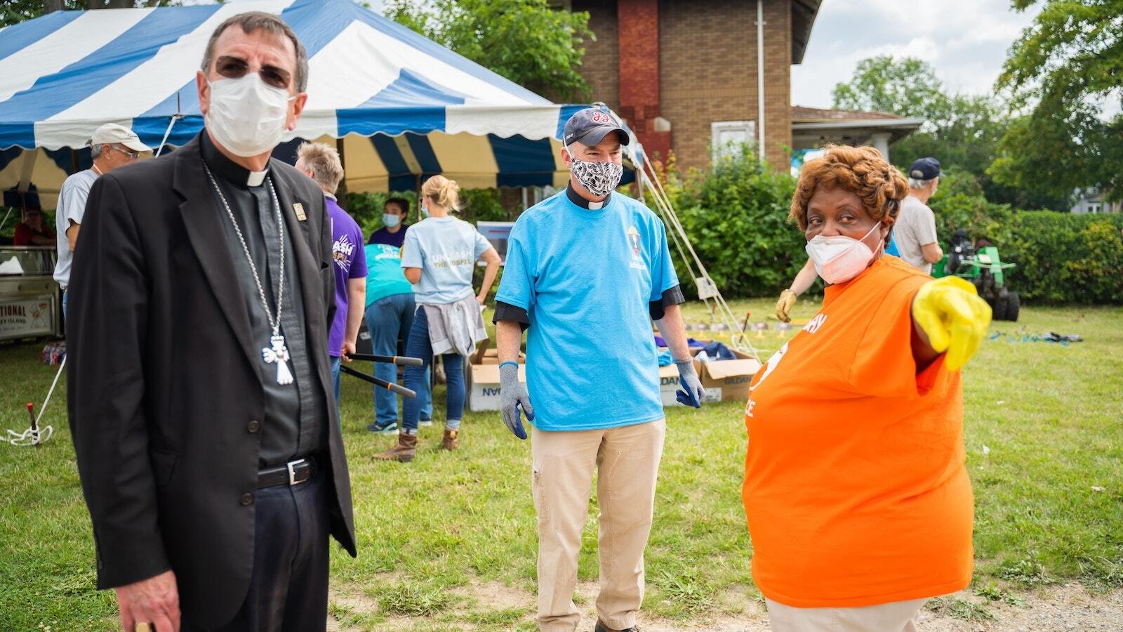 El Arzobispo Vigneron (izquierda) y el P. J.J. Mech (centro) rector de la Cathedral of the Most Blessed Sacrament, participan en una jornada de limpieza barrial en la que los voluntarios dedicaron la mañana a limpiar escombros, cortar el césped y quitar la maleza de las zonas cercanas para que la comunidad pudiera apreciar la belleza de la catedral, el 23 de julio de 2020. (Valaurian Waller | Detroit Catholic)