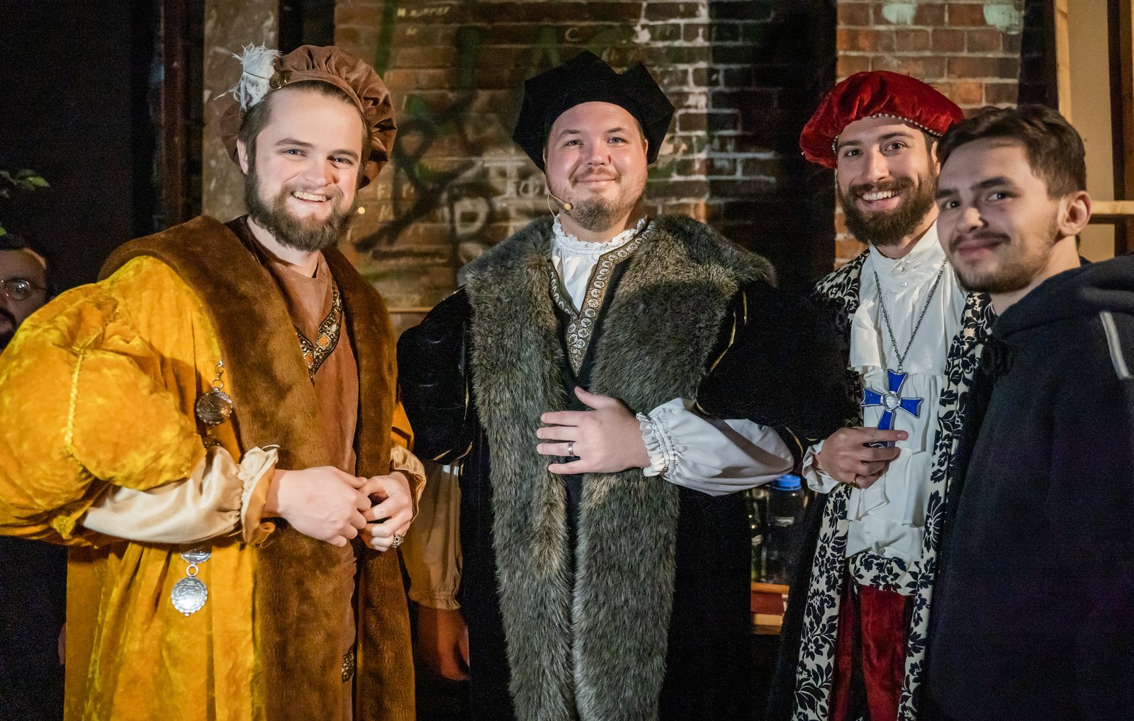 De izquierda a derecha, Joshua Fons (el duque de Norfolk), el diácono Andrew Smith (Sir Thomas More), Joseph Lennon (William Roper) y Eric Pawlaczyk (escenógrafo y escenógrafo) sonríen detrás del escenario. La obra fue representada y dirigida en su totalidad por seminaristas, con el diácono Jeremy Schupbach de la Arquidiócesis de Detroit y Stephen Caraher de la Diócesis de Gary como codirectores.