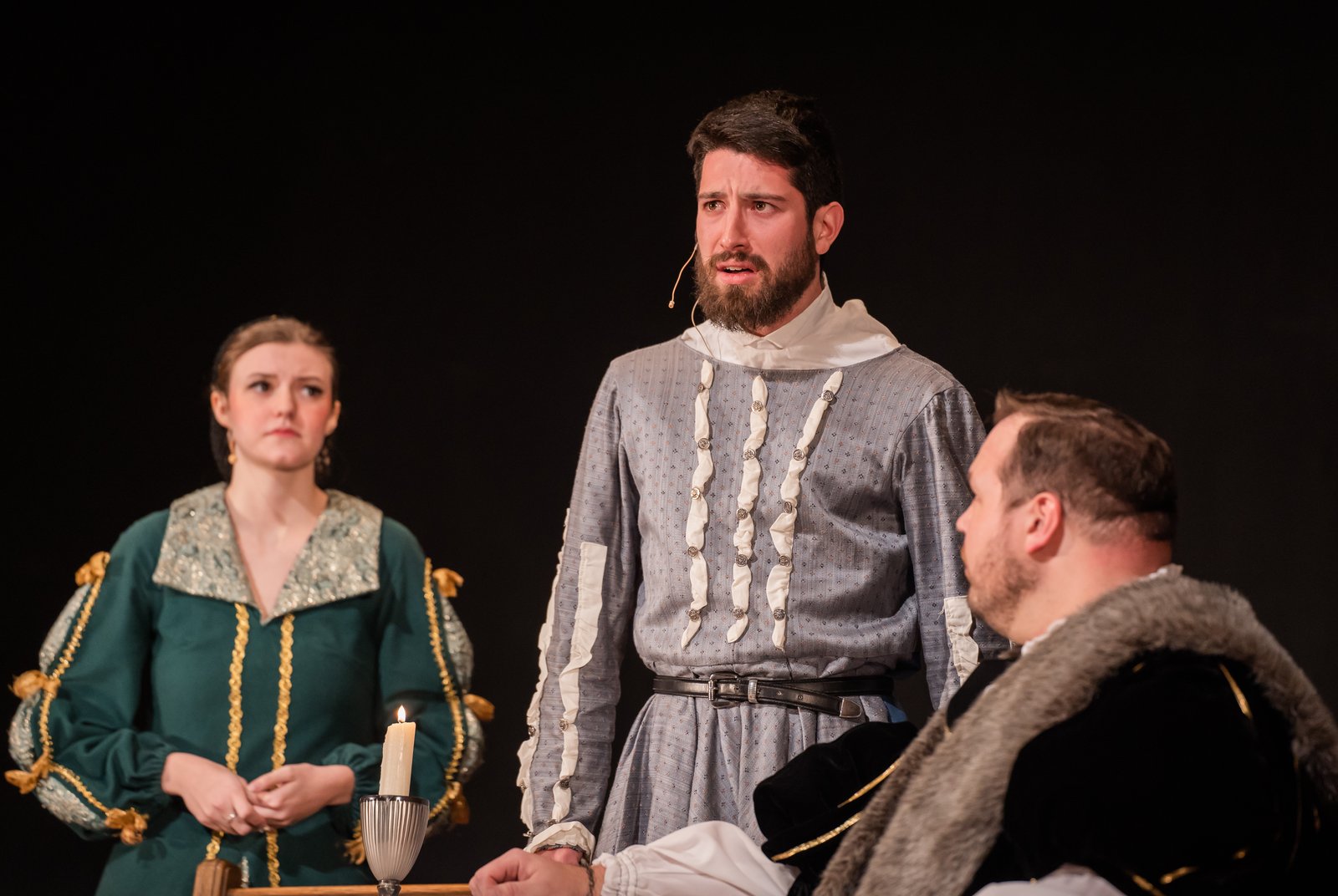 Rhonwyn Martin (Lady Margaret More), Joseph Lennon (William Roper) y el diácono Andrew Smith (Sir Tomás Moro) representan un escena durante la obra. Los seminaristas consultaron a su profesor de derecho canónico, un experto en Santo Tomás Moro, para asegurarse de que la actuación fuera fiel a la vida del santo.