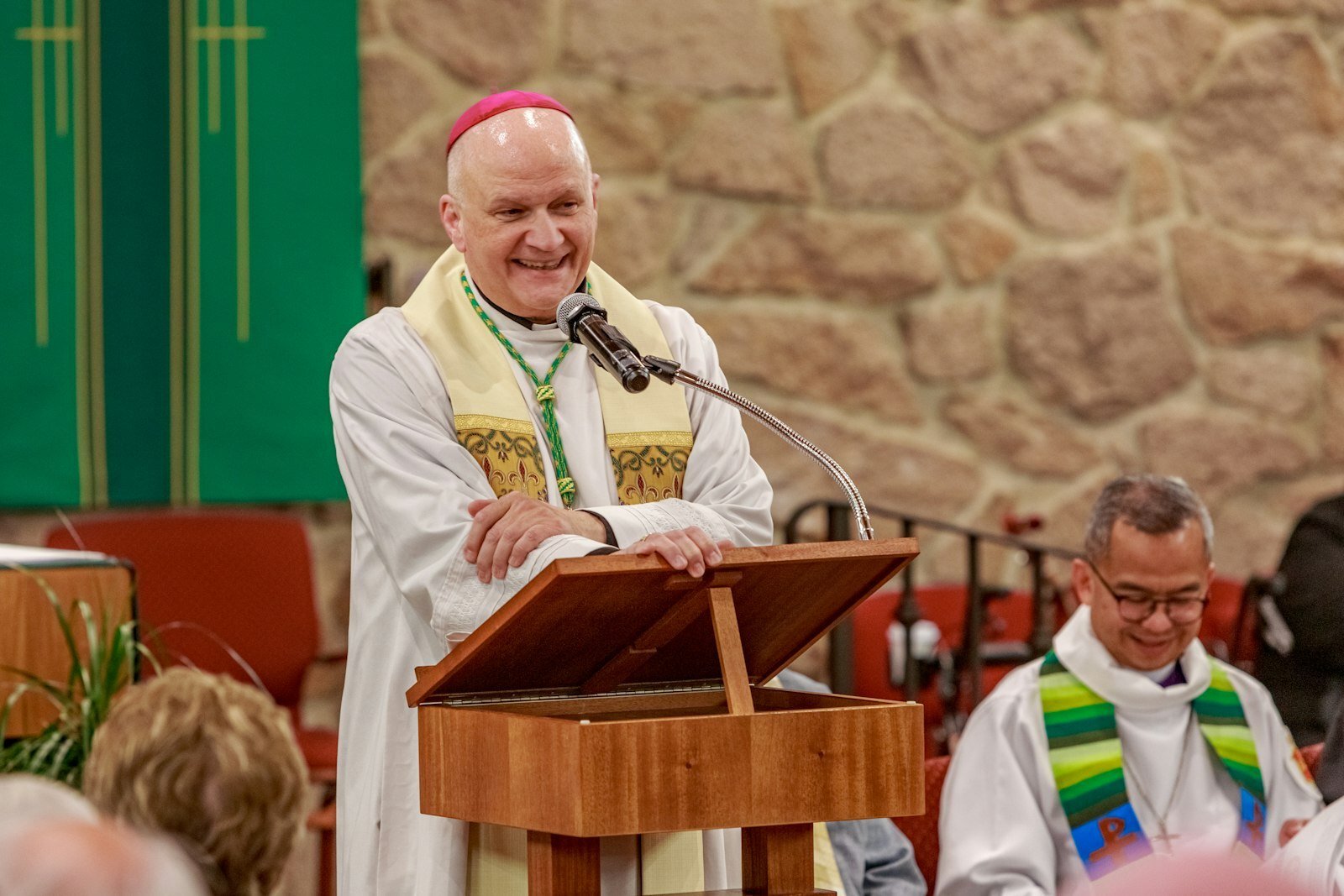 El Arzobispo designado Weisenburger es fotografiado durante un servicio de oración ecuménica en el Redemptorist Renewal Center en Tucson, como parte de la Semana de Oración por la Unidad de los Cristianos 2025, el 23 de enero de 2025. (Cortesía de la Diócesis de Tucson)