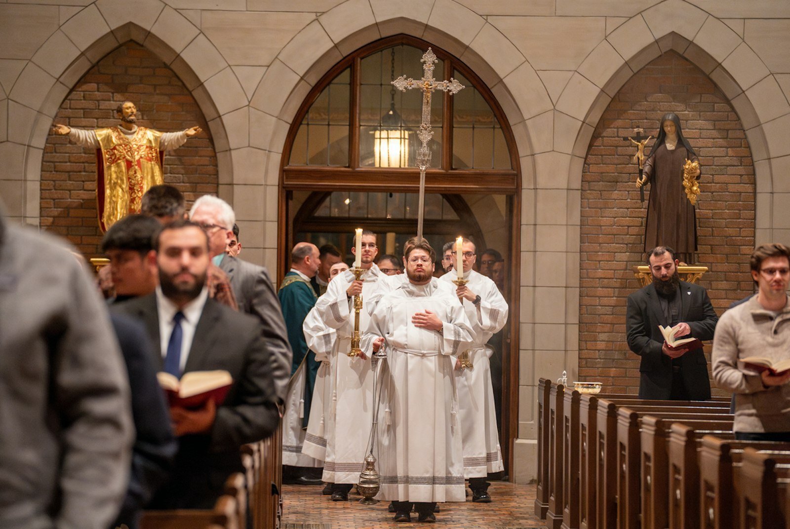 El Obispo Walsh señaló que los ministerios de lector y acólito son importantes porque nos recuerdan las dos formas en que Cristo se encuentra con su pueblo: a través de las Sagradas Escrituras y a través de la Santa Eucaristía.