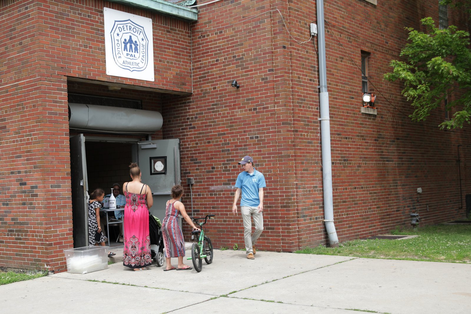 All Saints Soup Kitchen and Food Pantry abrió su despensa de alimentos el 13 de junio, mientras el comedor espera la aprobación del Departamento de Salud de la ciudad de Detroit. El local sirve a los residentes de los códigos postales 48209 y 48210 que ya reciben asistencia estatal.