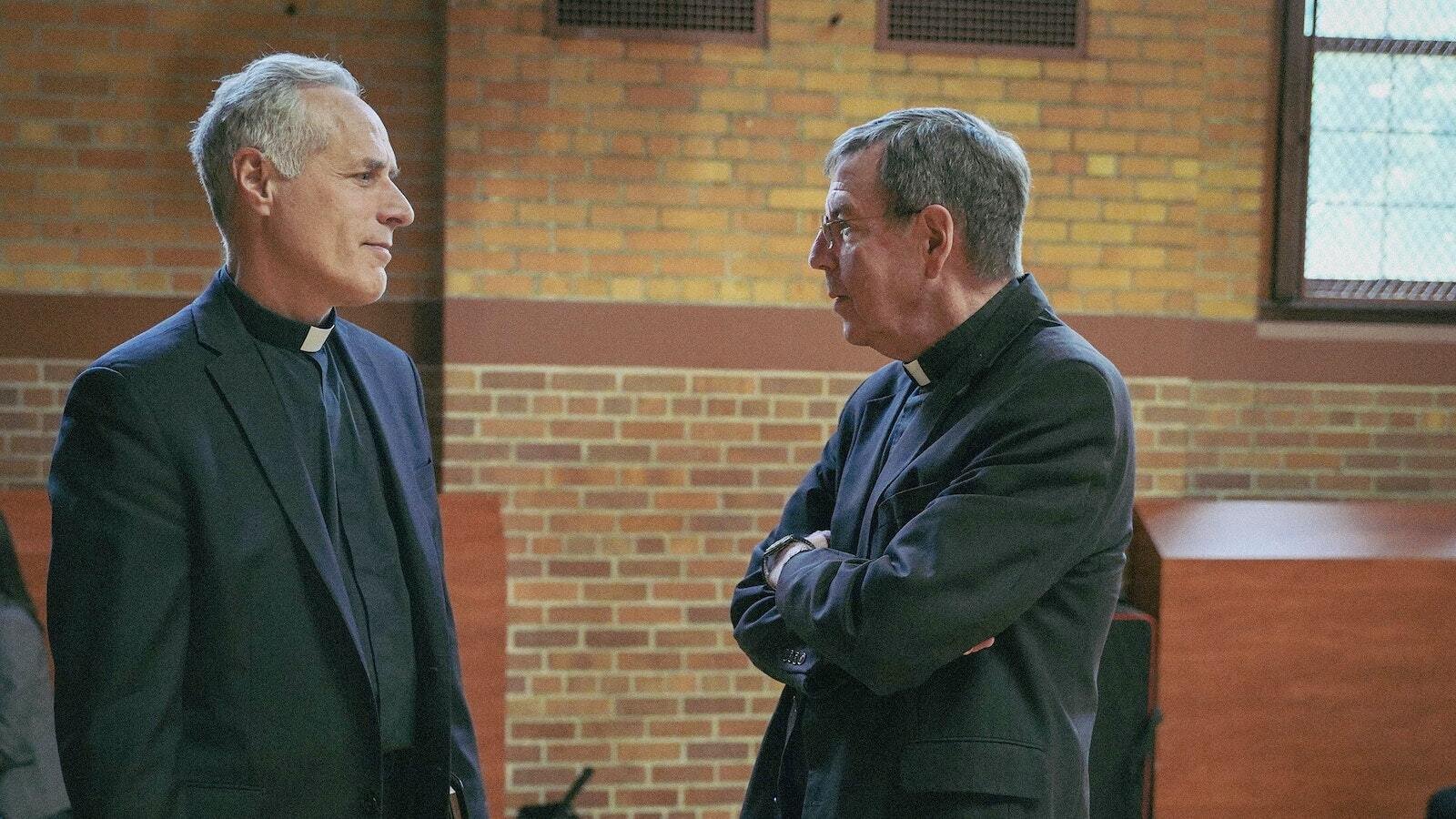 El Arzobispo Vigneron conversa con el P. Jim Bilot de la St. Paul on the Lake Parish en Grosse Pointe Farms durante un encuentro de sacerdotes en el Sacred Heart Major Seminary en mayo de 2022. (Valaurian Waller | Detroit Catholic)