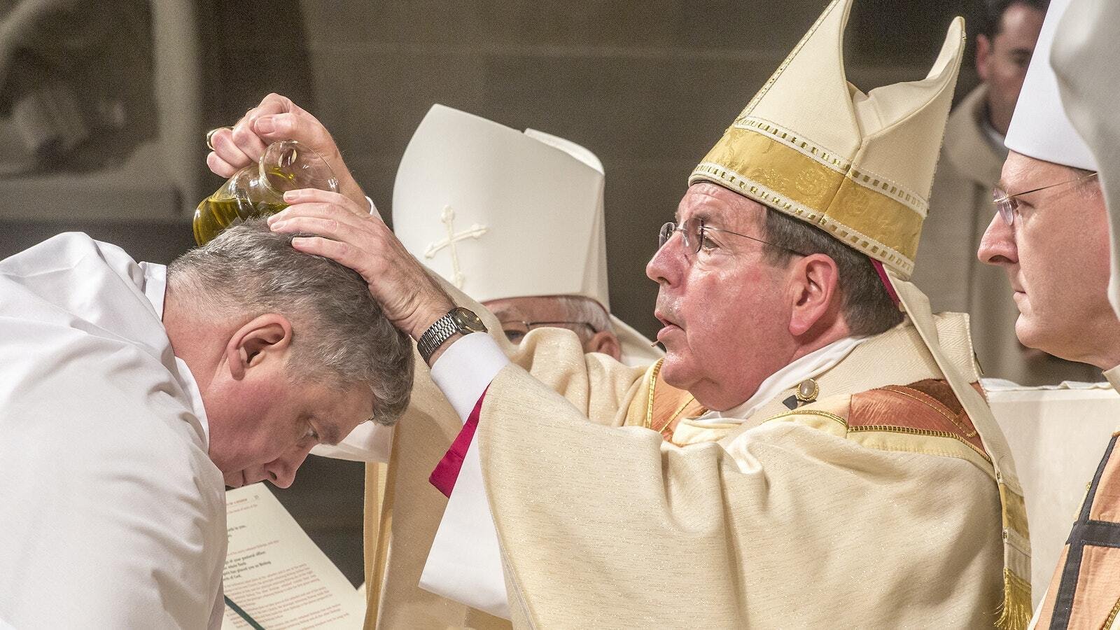 El Arzobispo Vigneron unge la cabeza del Obispo Auxiliar Gerard W. Battersby con aceite crismal durante la ordenación episcopal del Obispo Battersby y el Obispo Robert J. Fisher el 25 de enero de 2017. (Larry A. Peplin | Foto de archivo de Detroit Catholic)