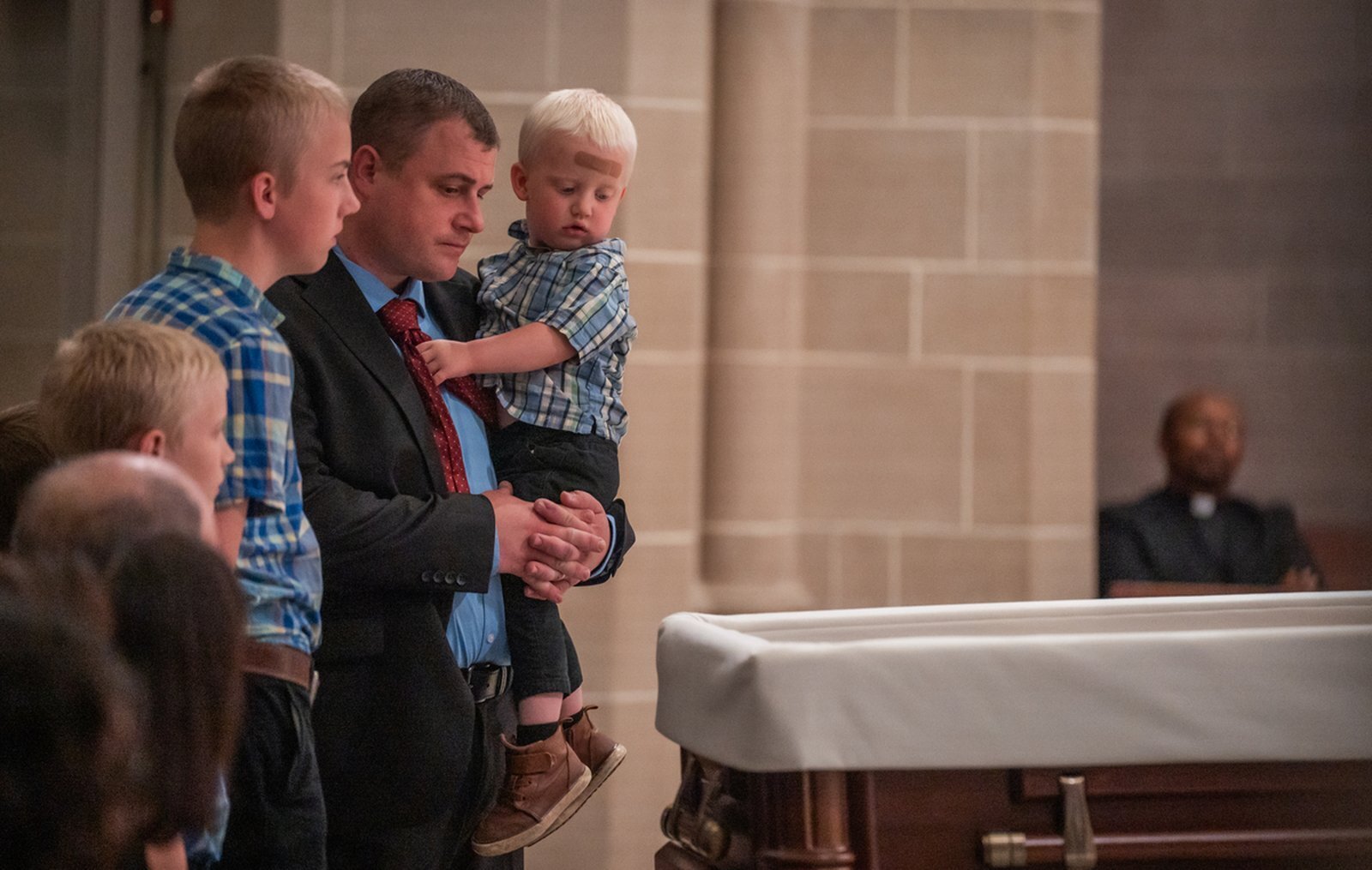Amigos, familiares y seres queridos rezaron por el descanso del alma del Arzobispo Byrnes durante su Misa de despedida el 9 de junio en la Cathedral of the Most Blessed Sacrament en Detroit.