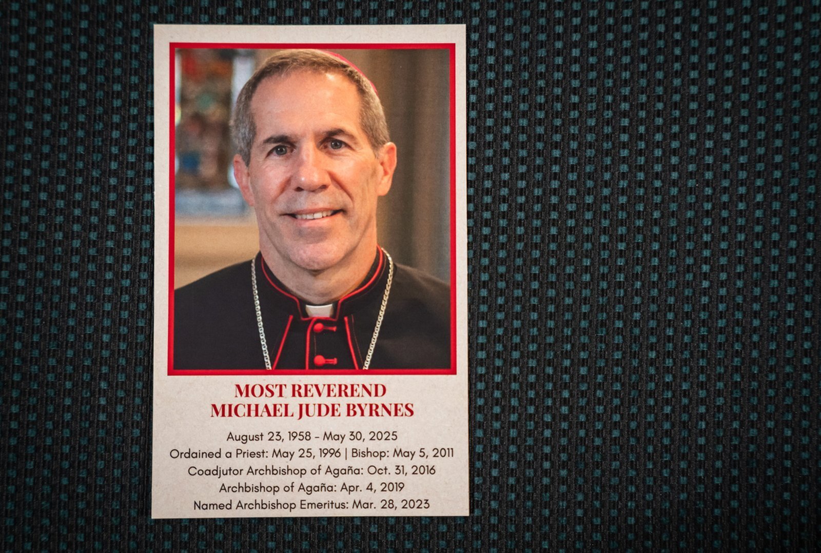 Tarjeta funeraria realizada para la Misa de despedida del Arzobispo Michael J. Byrnes.