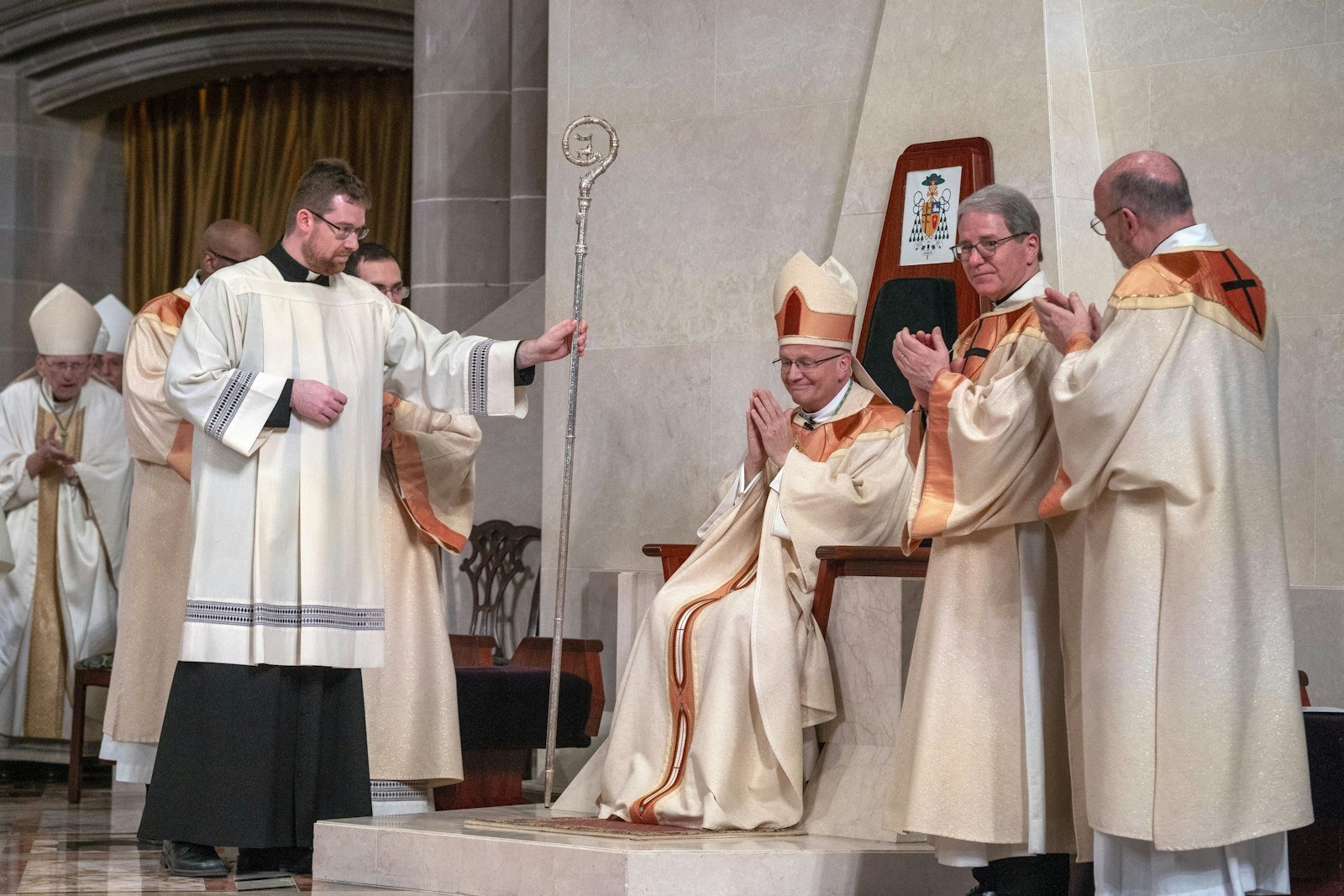 El Arzobispo Weisenburger reconoce el aplauso de los fieles de la Arquidiócesis de Detroit, quienes lo recibieron por primera vez como su líder espiritual el 18 de marzo, tras una solemne Misa de instalación en la Cathedral of the Most Blessed Sacrament. (Valaurian Waller | Detroit Catholic)